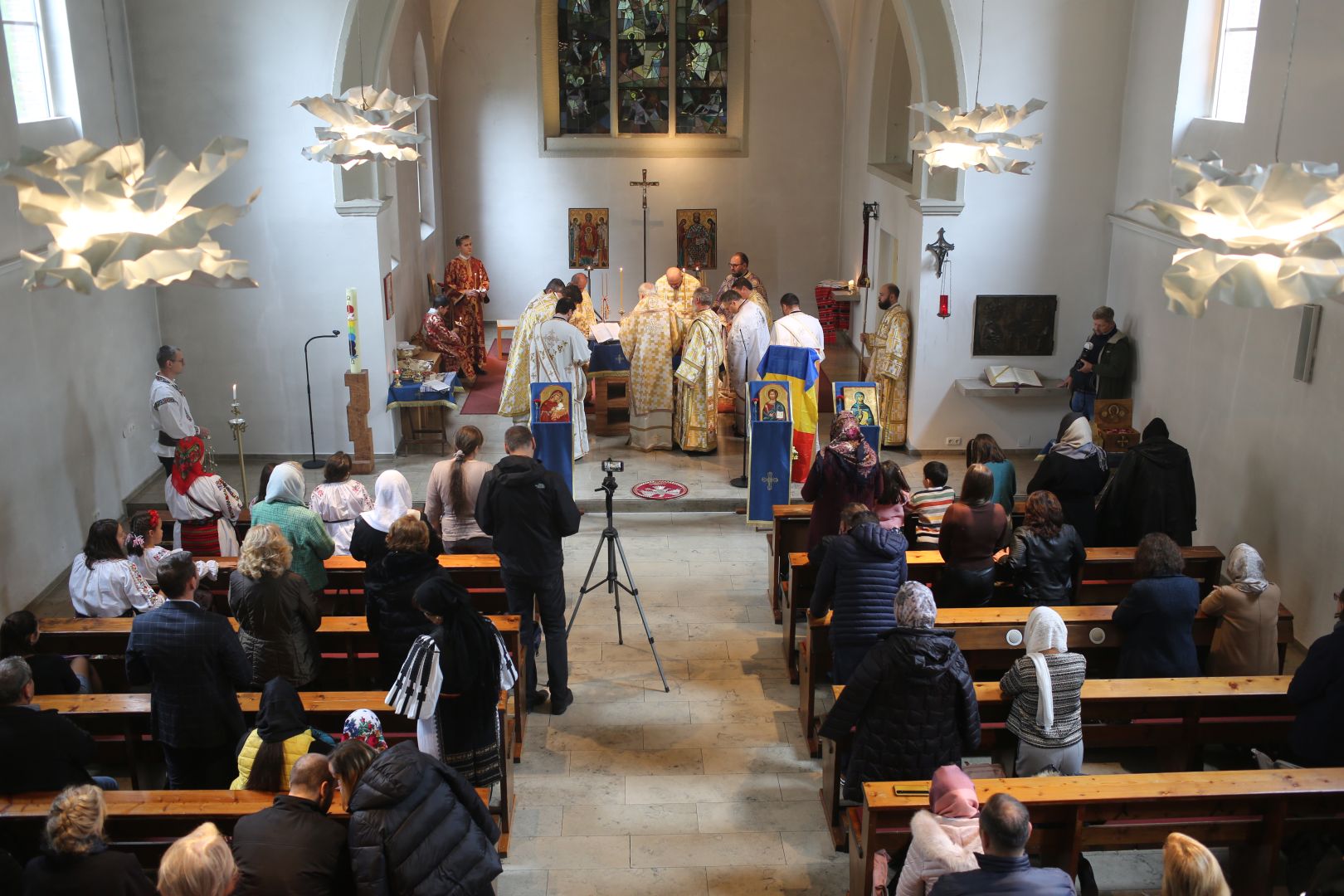 Hram și hirotonie întru preot la München. IPS Părinte Mitropolit Serafim a slujit în Parohia „Nașterea Domnului” și „Sfânta Parascheva”