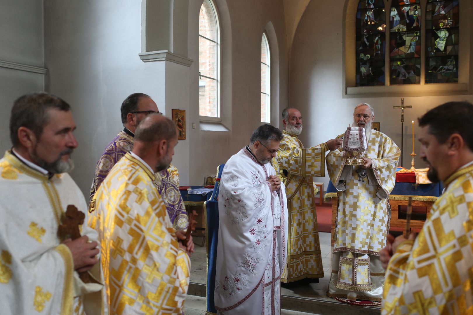 Hram și hirotonie întru preot la München. IPS Părinte Mitropolit Serafim a slujit în Parohia „Nașterea Domnului” și „Sfânta Parascheva”