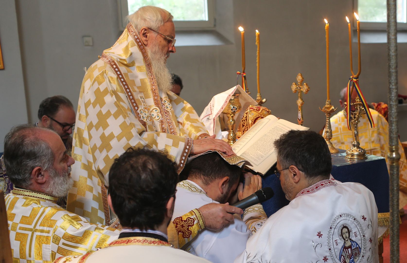 Hram și hirotonie întru preot la München. IPS Părinte Mitropolit Serafim a slujit în Parohia „Nașterea Domnului” și „Sfânta Parascheva”