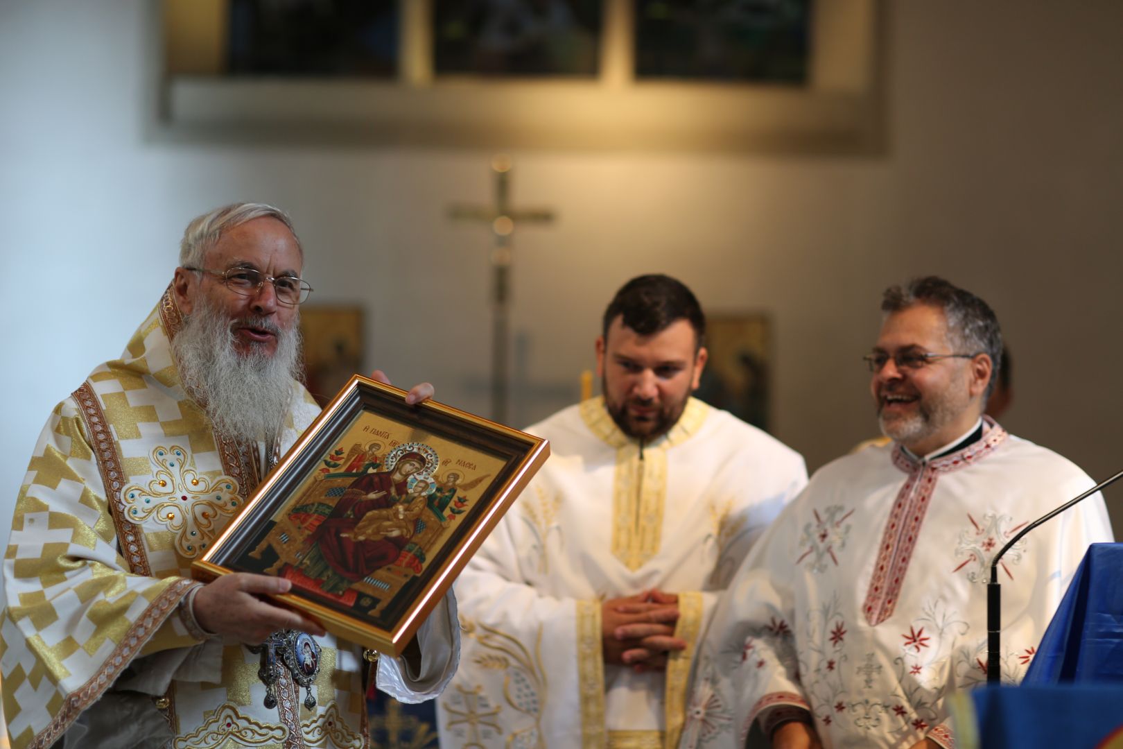 Hram și hirotonie întru preot la München. IPS Părinte Mitropolit Serafim a slujit în Parohia „Nașterea Domnului” și „Sfânta Parascheva”