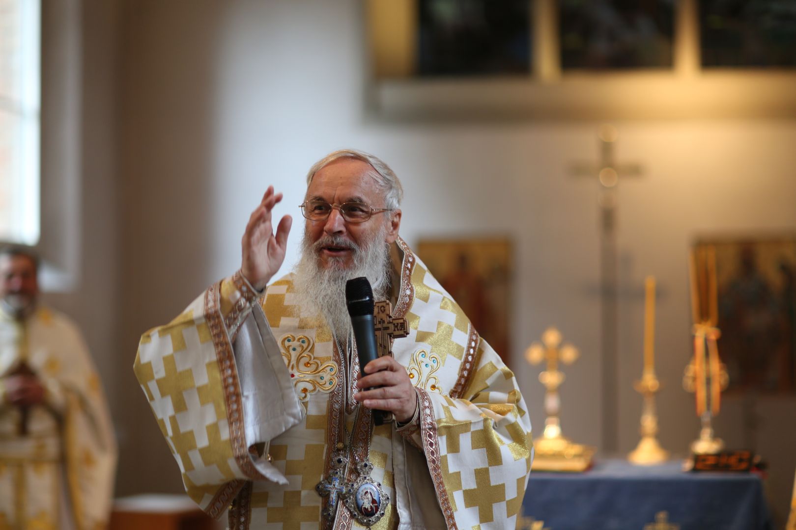 Hram și hirotonie întru preot la München. IPS Părinte Mitropolit Serafim a slujit în Parohia „Nașterea Domnului” și „Sfânta Parascheva”