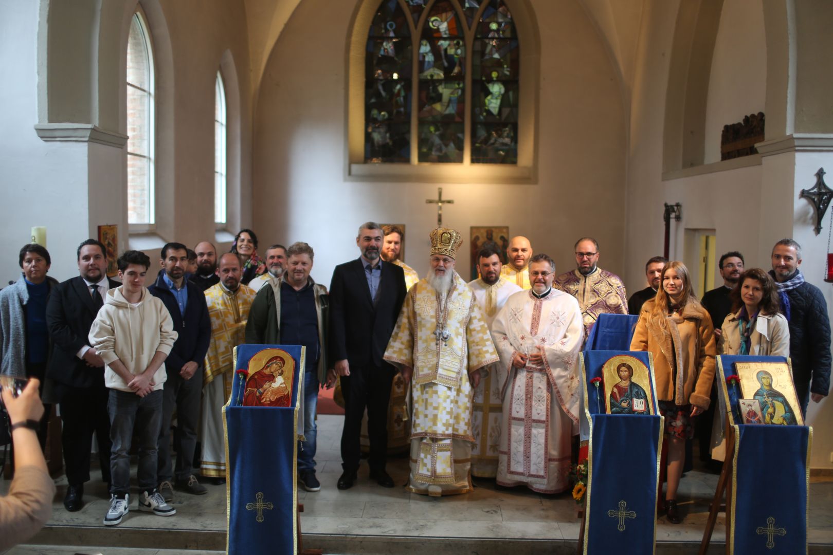 Hram și hirotonie întru preot la München. IPS Părinte Mitropolit Serafim a slujit în Parohia „Nașterea Domnului” și „Sfânta Parascheva”