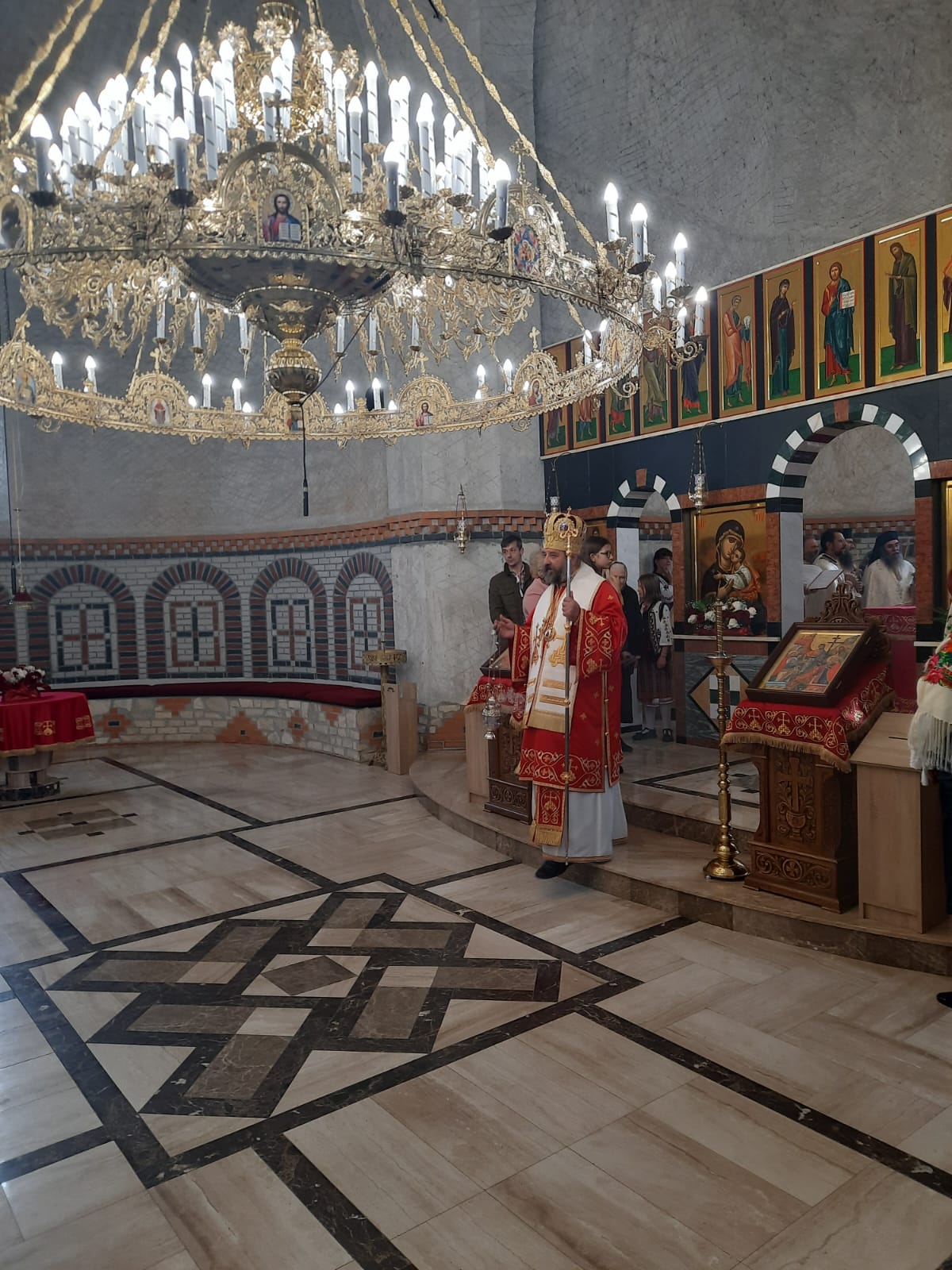 Biserica din Cut-Dumbrava Roșie a fost sfințită de PS Nichifor Botoșăneanul