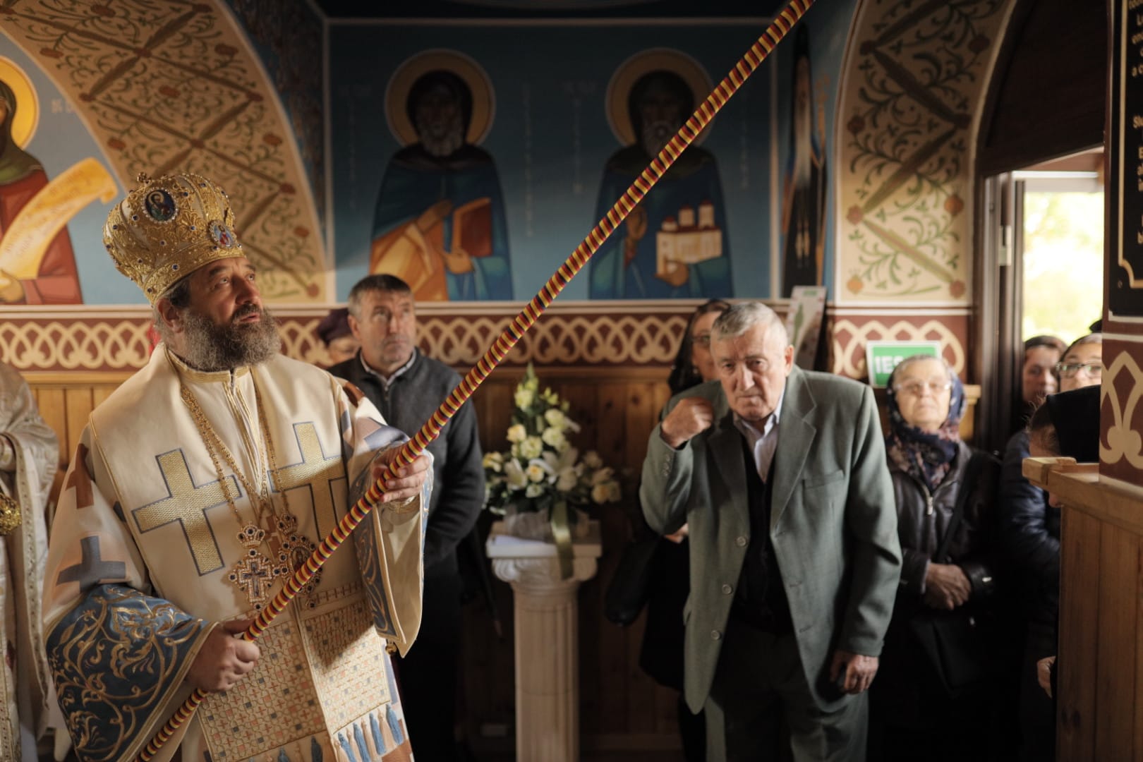 (Video) Slujire arhierească și sfințirea picturii bisericii în Itrinești, Protopopiatul Piatra Neamț