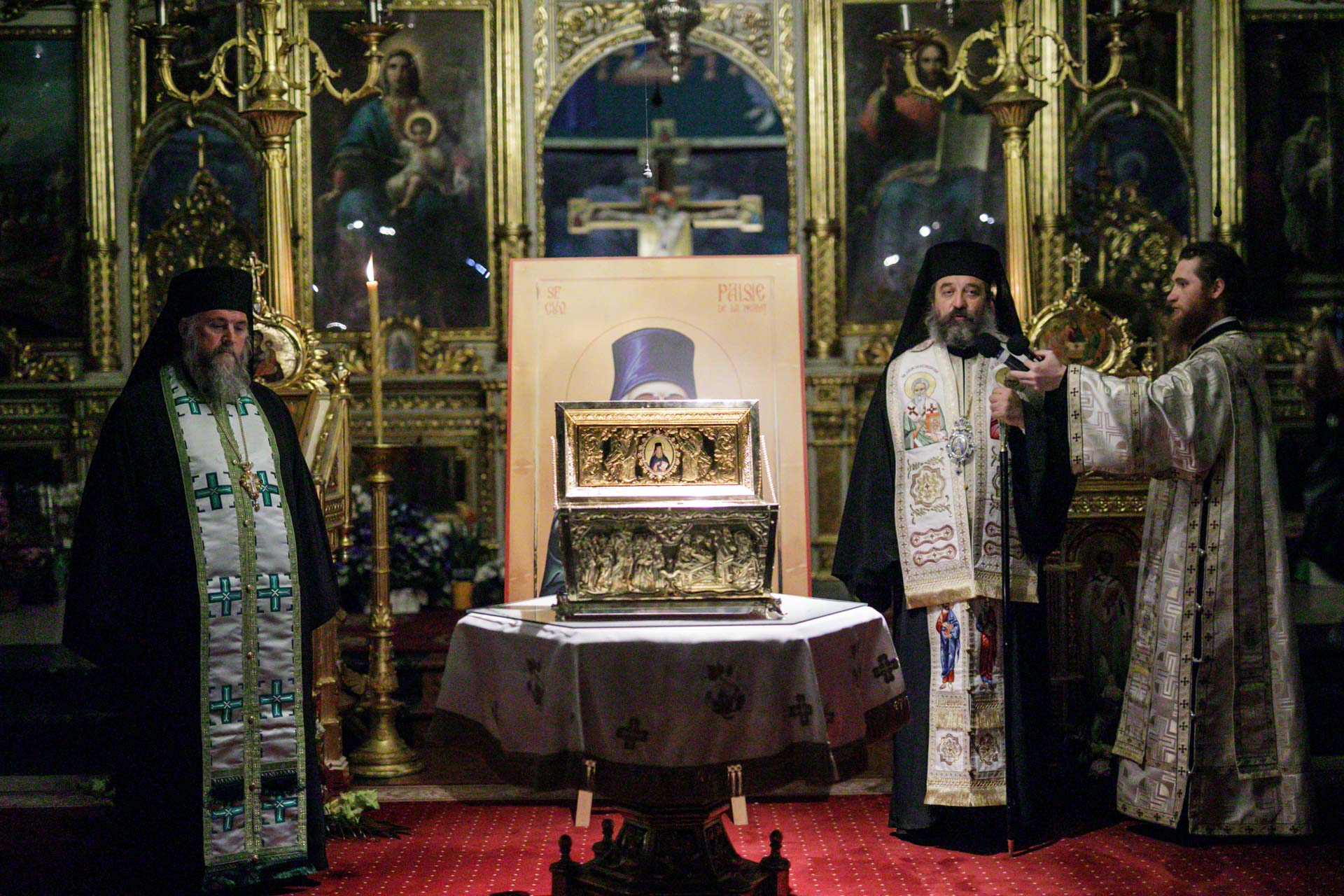 Moaștele Sfântului Cuvios Paisie Velicicovschi au ajuns la Iași