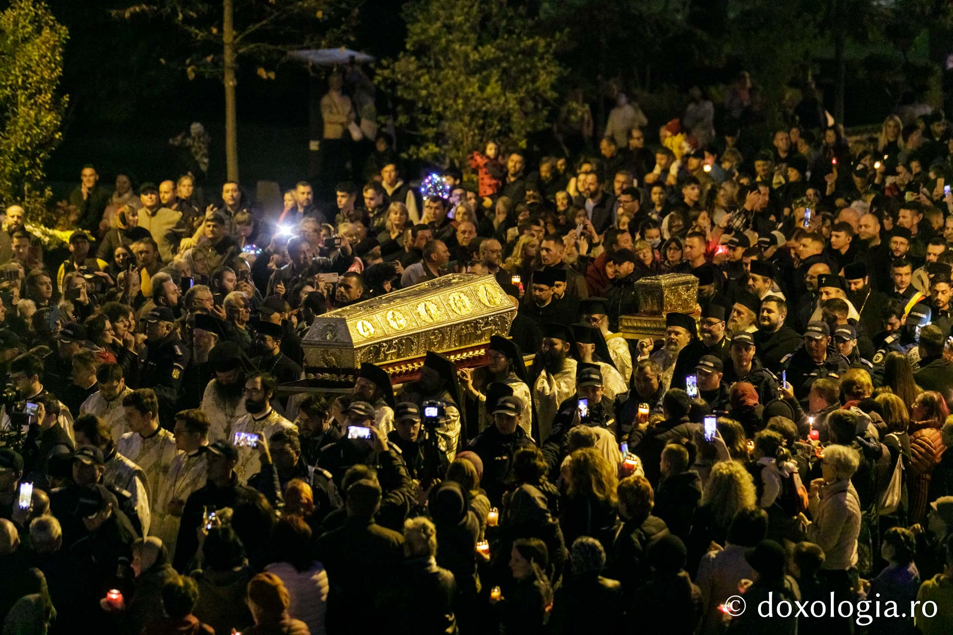 Hram 2022: Sfinții Parascheva și Paisie au unit la Iași, pe Cale, 20.000 de pelerini