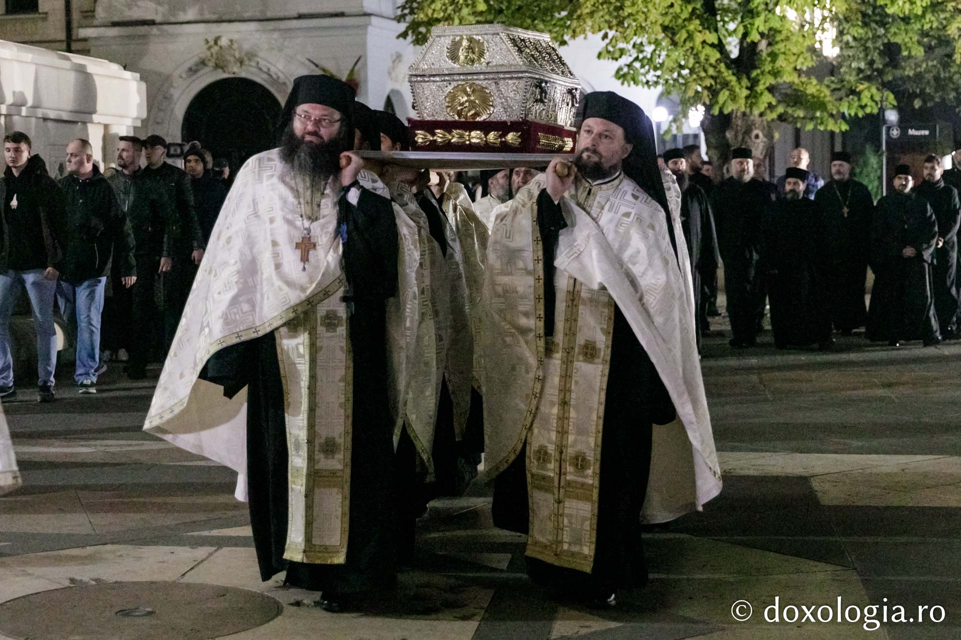 Hram 2022: Sfinții Parascheva și Paisie au unit la Iași, pe Cale, 20.000 de pelerini