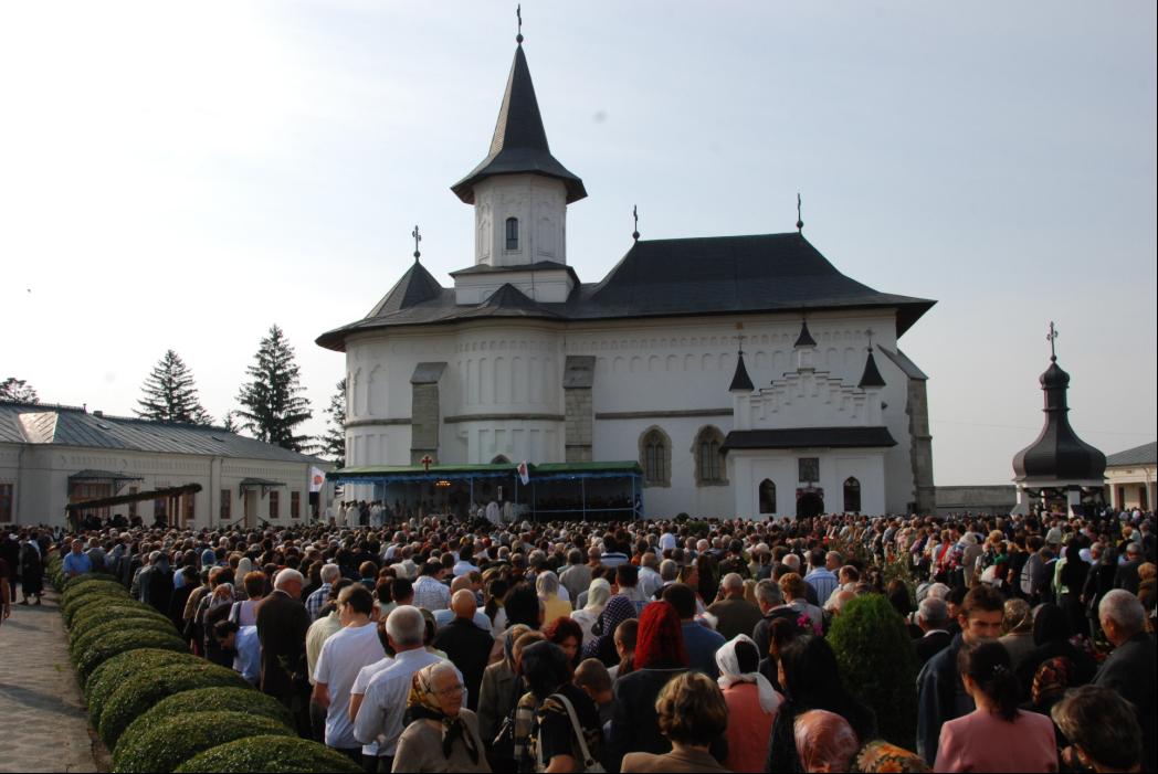 Catedrala Arhiepiscopală din Roman îşi serbează hramul