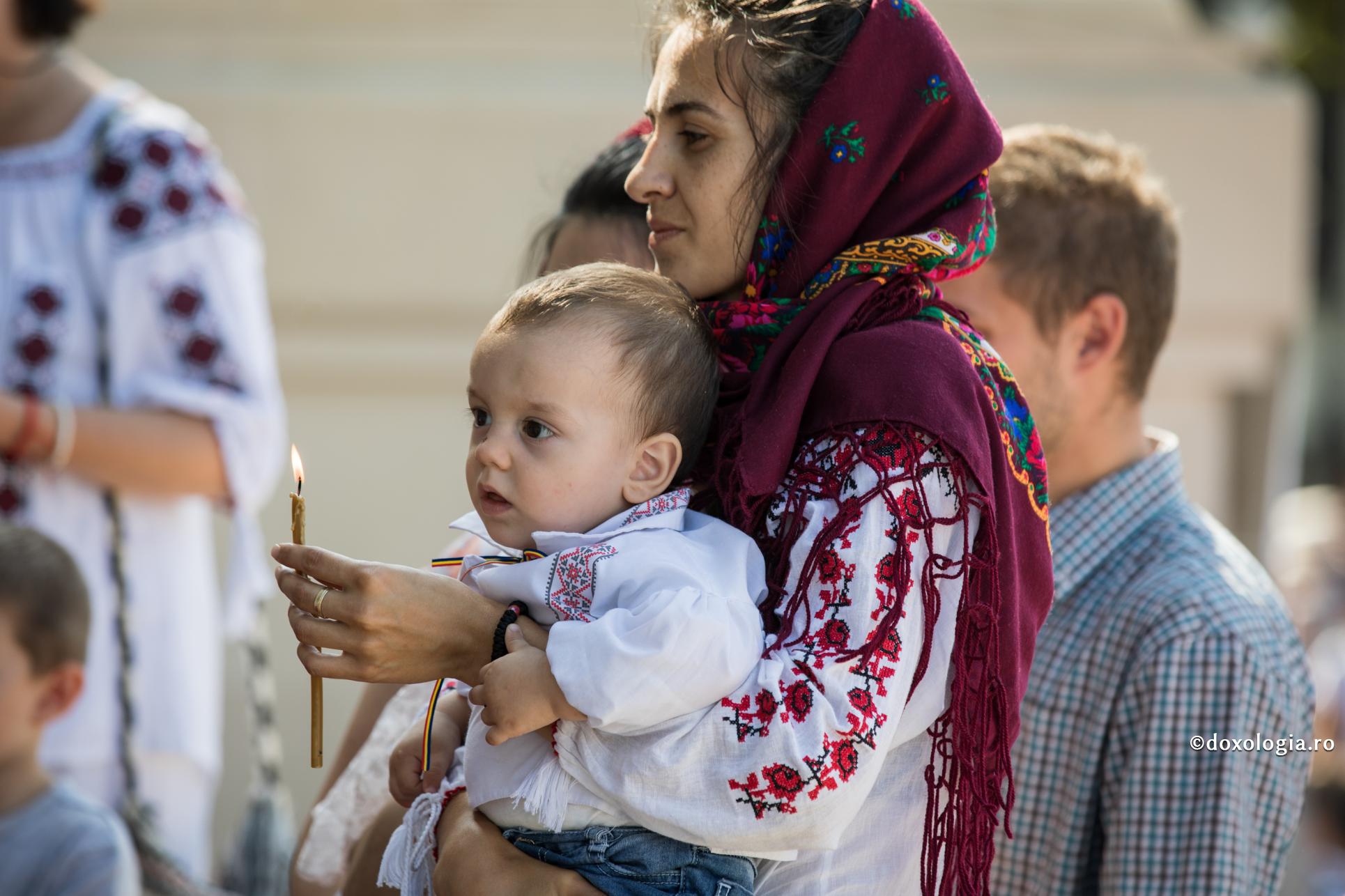 Cu familia la biserică / Foto: Oana Nechifor mamă cu copilul în brațe