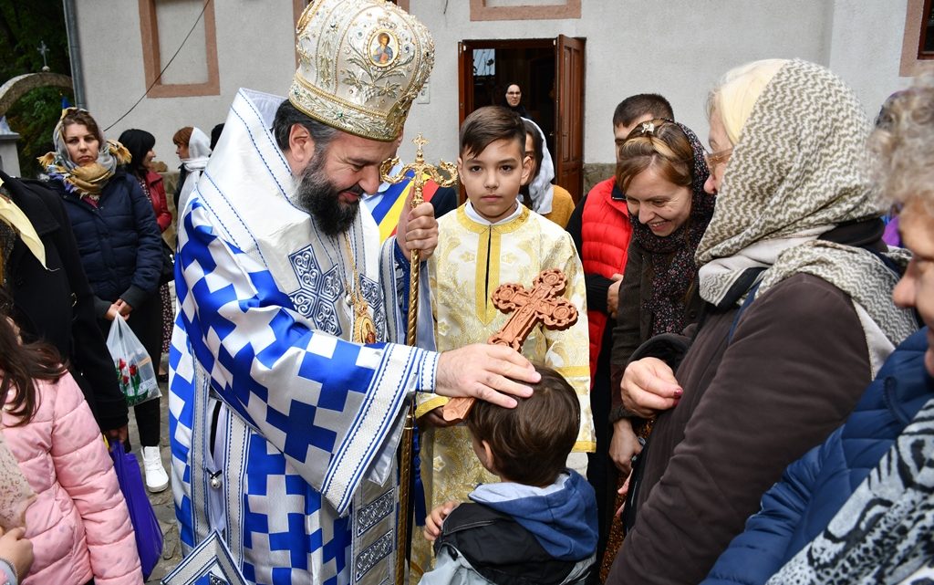 Foto: episcopiacaransebesului.ro Acoperământul Maicii Domnului, hramul Mănăstirii Călugăra din județul Caraș-Severin