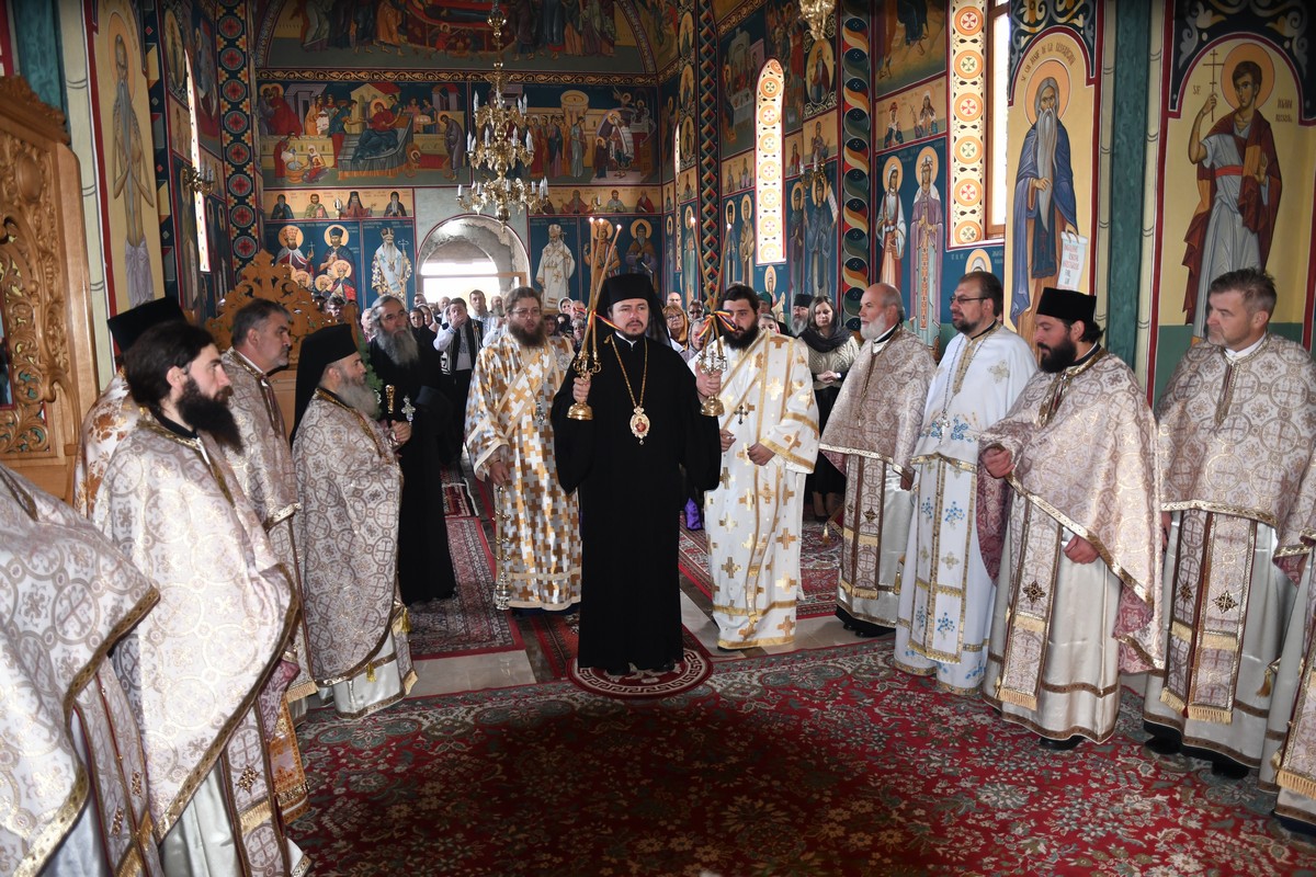 Hramul Mănăstirii Bisericani, serbat prin Liturghie arhierească