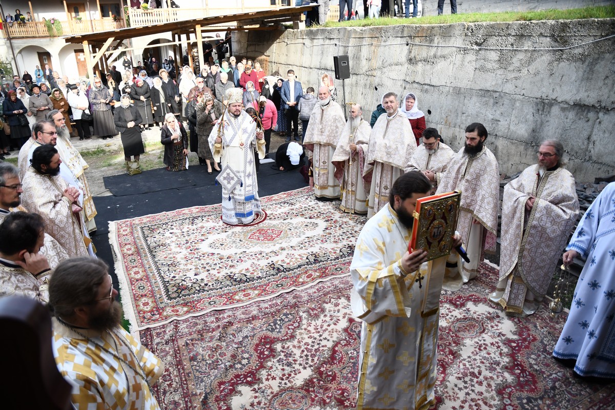 Hramul Mănăstirii Bisericani, serbat prin Liturghie arhierească