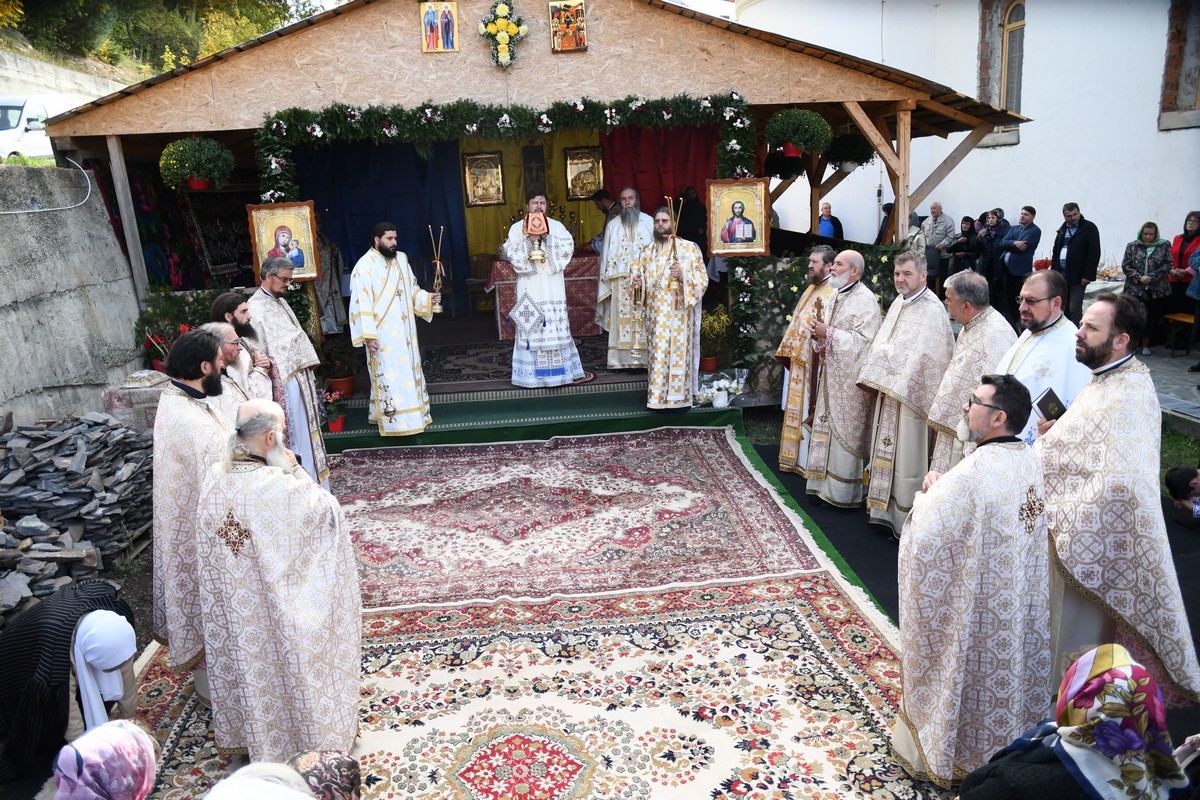 Hramul Mănăstirii Bisericani, serbat prin Liturghie arhierească