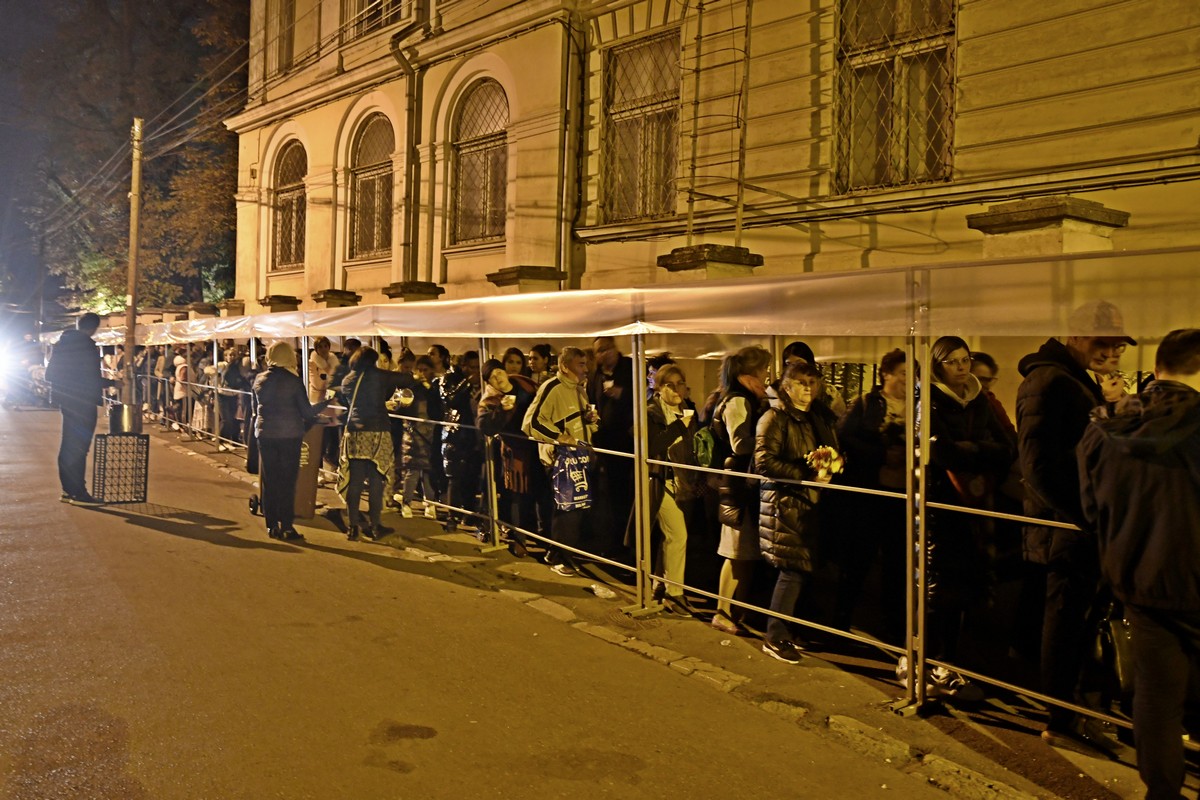 Sfânta Parascheva adună zeci de mii de credincioşi la Iaşi