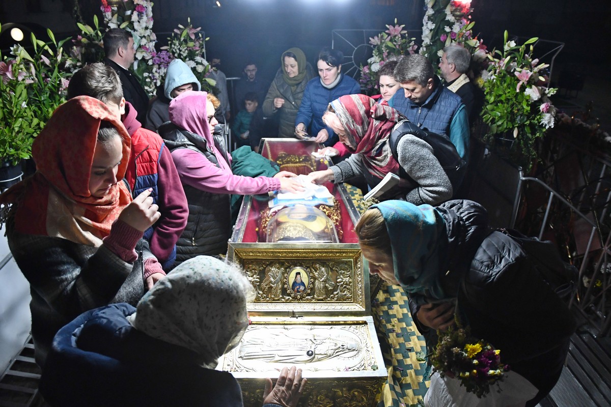 Sfânta Parascheva adună zeci de mii de credincioşi la Iaşi