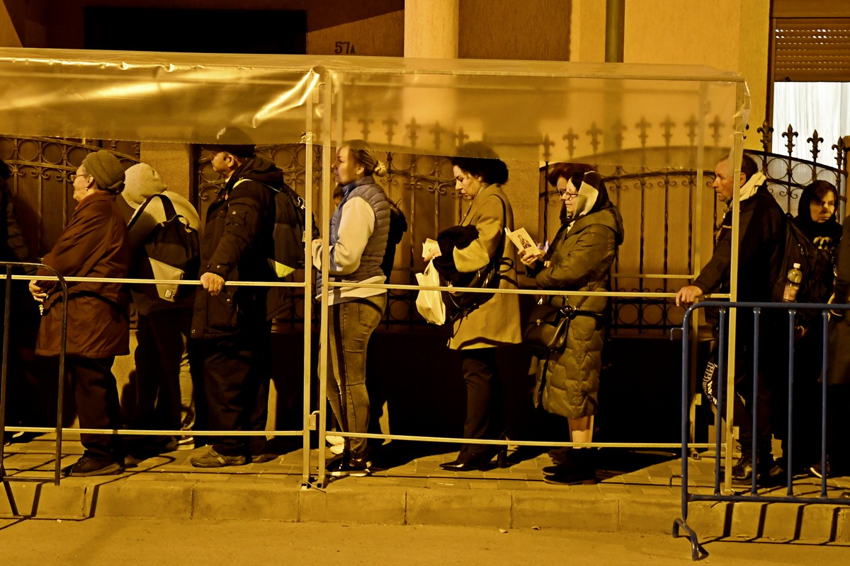 Credinţă şi rugăciune, la racla Sfintei Parascheva