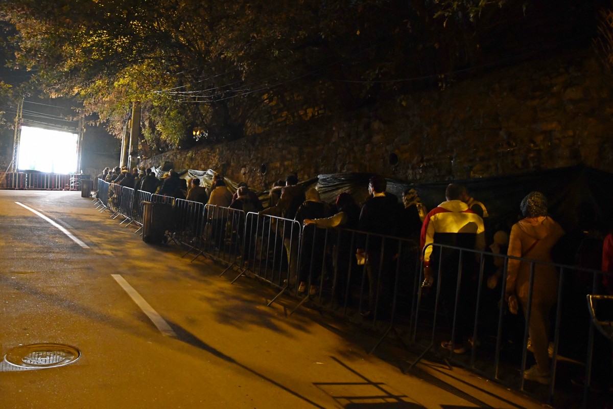 Credinţă şi rugăciune, la racla Sfintei Parascheva