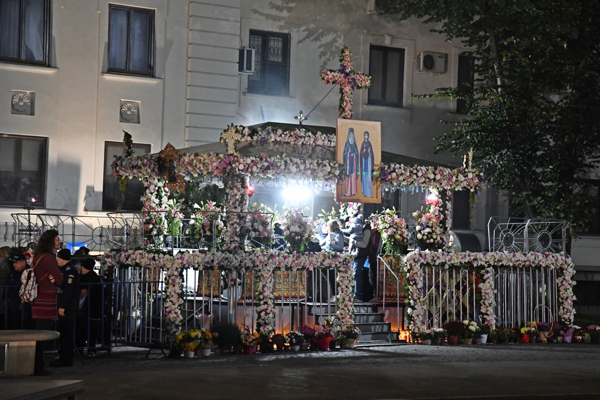 Credinţă şi rugăciune, la racla Sfintei Parascheva