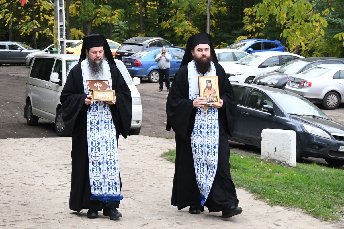 Un fragment din moaștele Sfântului Iacob Putneanul, dăruit Mănăstirii Piatra Sfântă din Iași