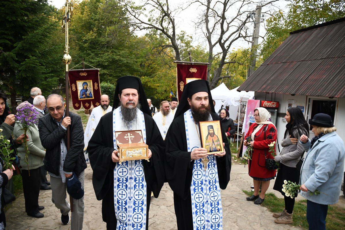 Un fragment din moaștele Sfântului Iacob Putneanul, dăruit Mănăstirii Piatra Sfântă din Iași