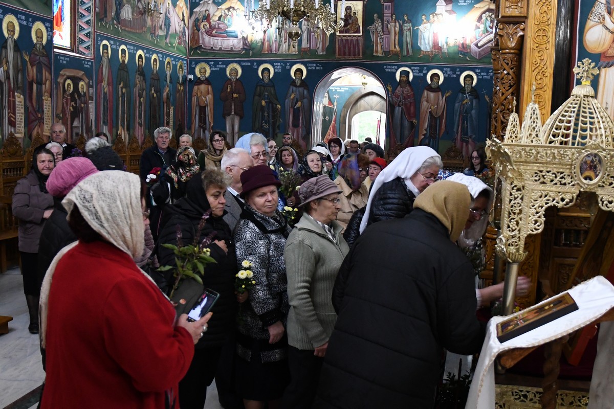 Un fragment din moaștele Sfântului Iacob Putneanul, dăruit Mănăstirii Piatra Sfântă din Iași