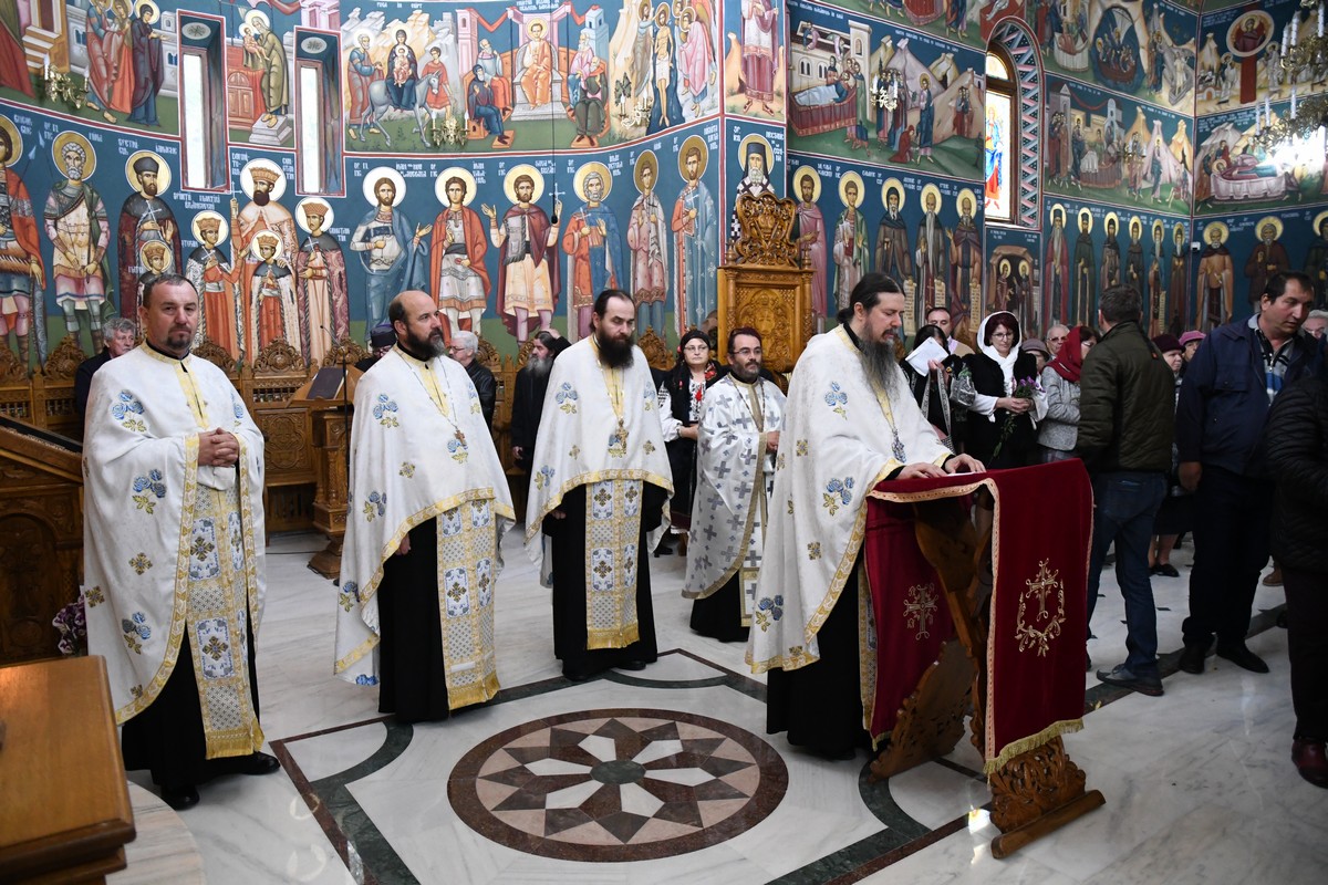 Un fragment din moaștele Sfântului Iacob Putneanul, dăruit Mănăstirii Piatra Sfântă din Iași