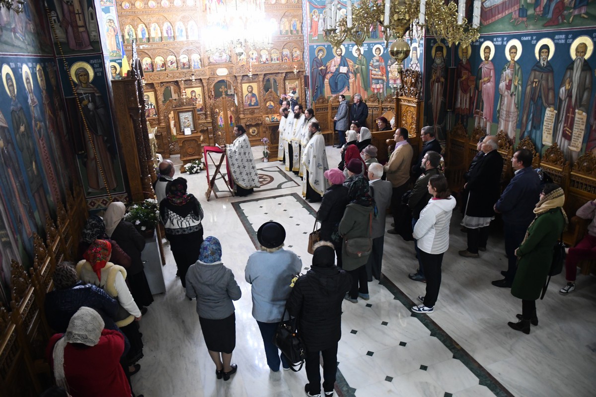 Un fragment din moaștele Sfântului Iacob Putneanul, dăruit Mănăstirii Piatra Sfântă din Iași