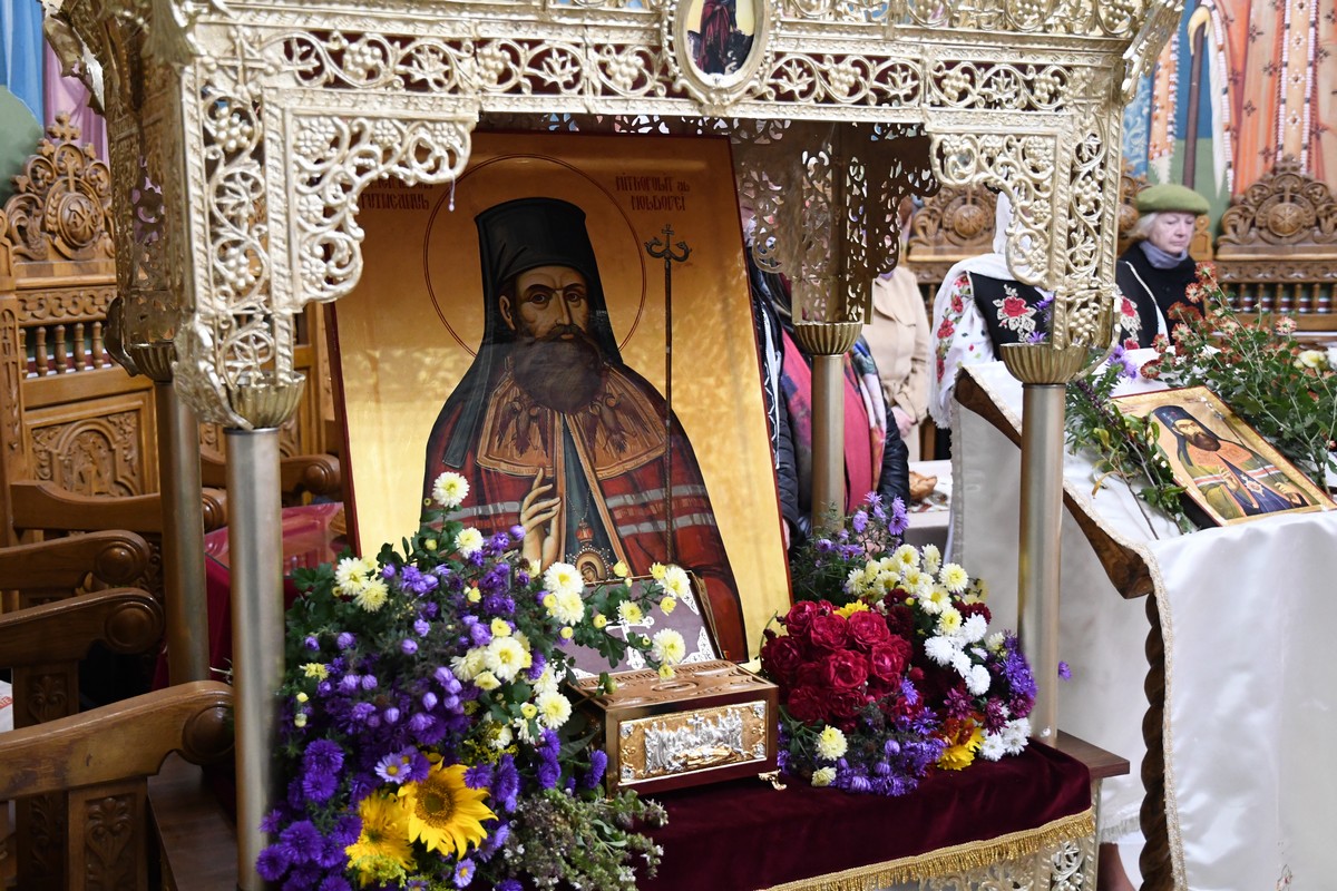 Un fragment din moaștele Sfântului Iacob Putneanul, dăruit Mănăstirii Piatra Sfântă din Iași