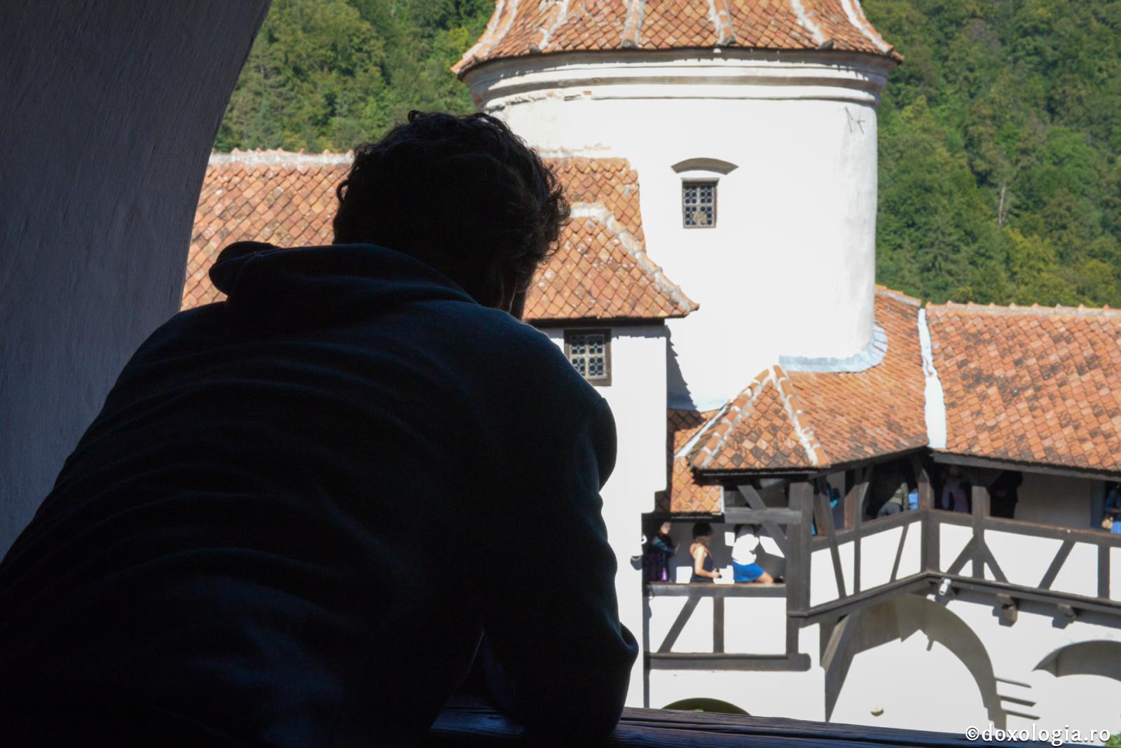 tânăr privind în zare