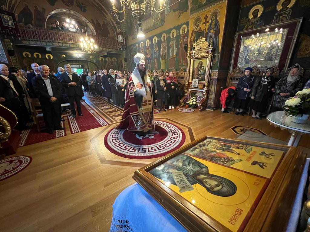 Slujire arhierească la Biserica „Sfânta Parascheva” din Iaşi: „Dumnezeu nu-Și ține sfințenia doar pentru El”