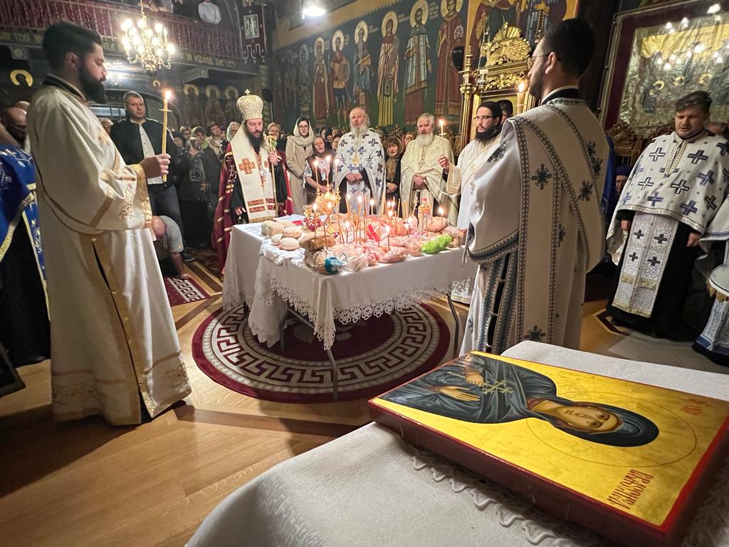 Slujire arhierească la Biserica „Sfânta Parascheva” din Iaşi: „Dumnezeu nu-Și ține sfințenia doar pentru El”