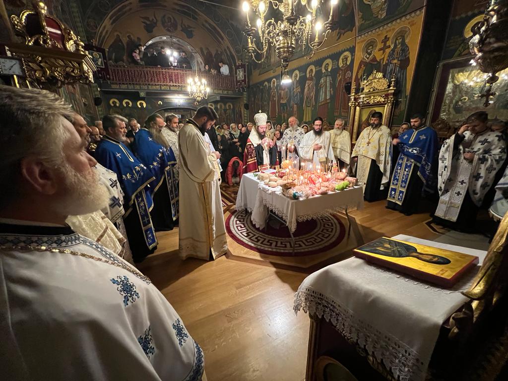 Slujire arhierească la Biserica „Sfânta Parascheva” din Iaşi: „Dumnezeu nu-Și ține sfințenia doar pentru El”