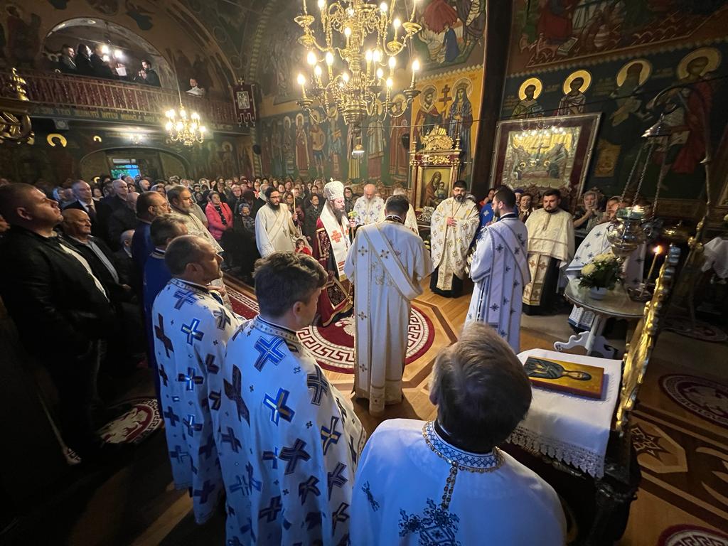 Slujire arhierească la Biserica „Sfânta Parascheva” din Iaşi: „Dumnezeu nu-Și ține sfințenia doar pentru El”