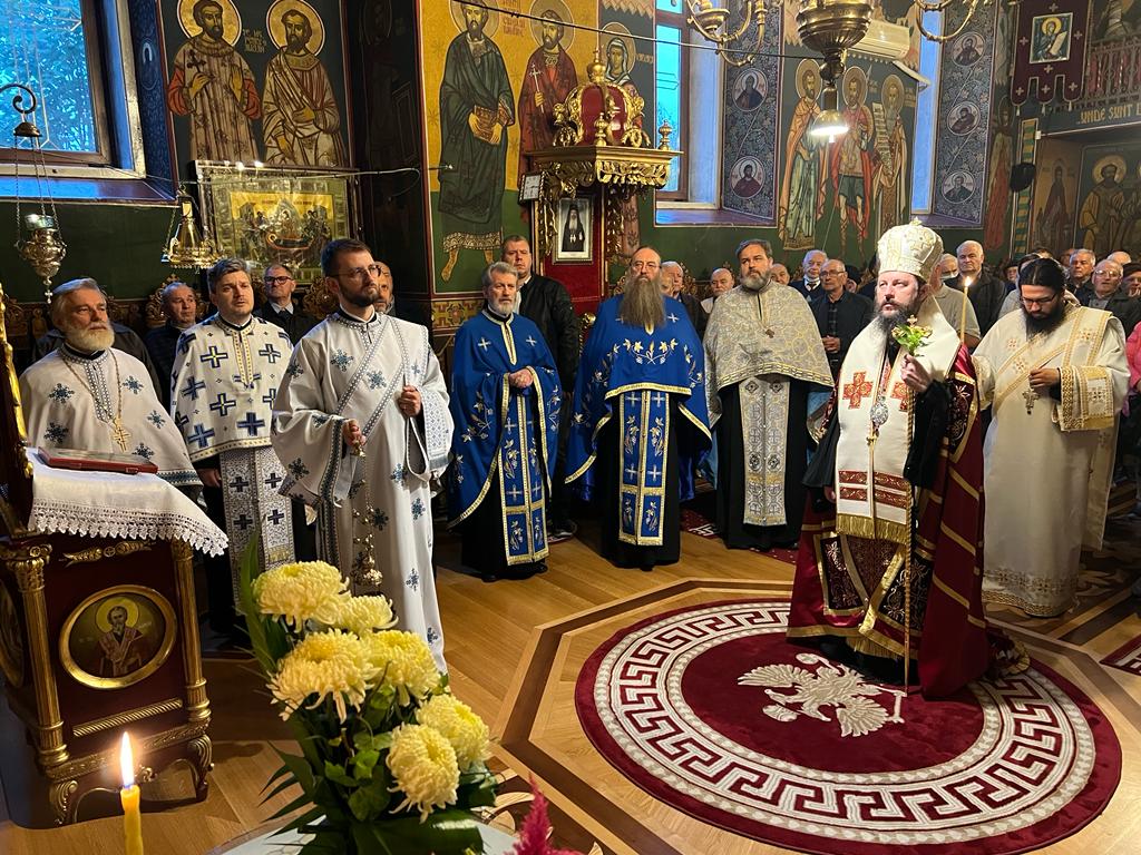 Slujire arhierească la Biserica „Sfânta Parascheva” din Iaşi: „Dumnezeu nu-Și ține sfințenia doar pentru El”