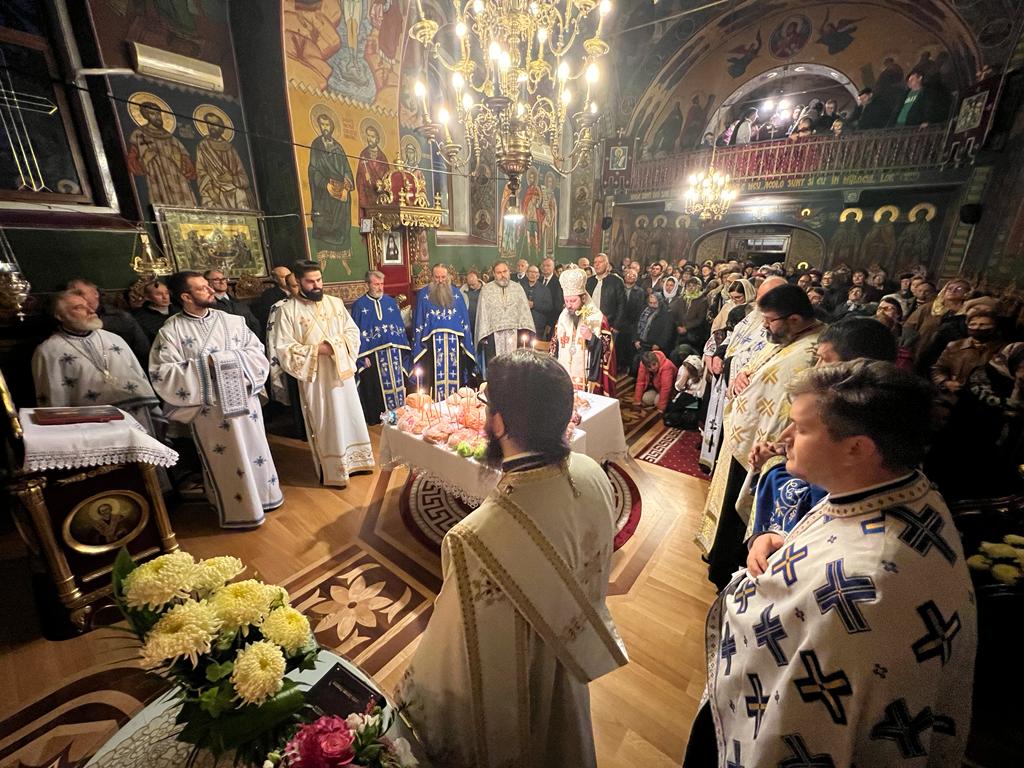 Slujire arhierească la Biserica „Sfânta Parascheva” din Iaşi: „Dumnezeu nu-Și ține sfințenia doar pentru El”