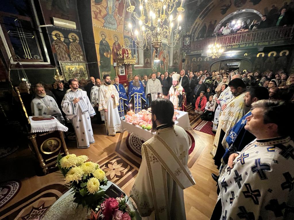 Slujire arhierească la Biserica „Sfânta Parascheva” din Iaşi: „Dumnezeu nu-Și ține sfințenia doar pentru El”