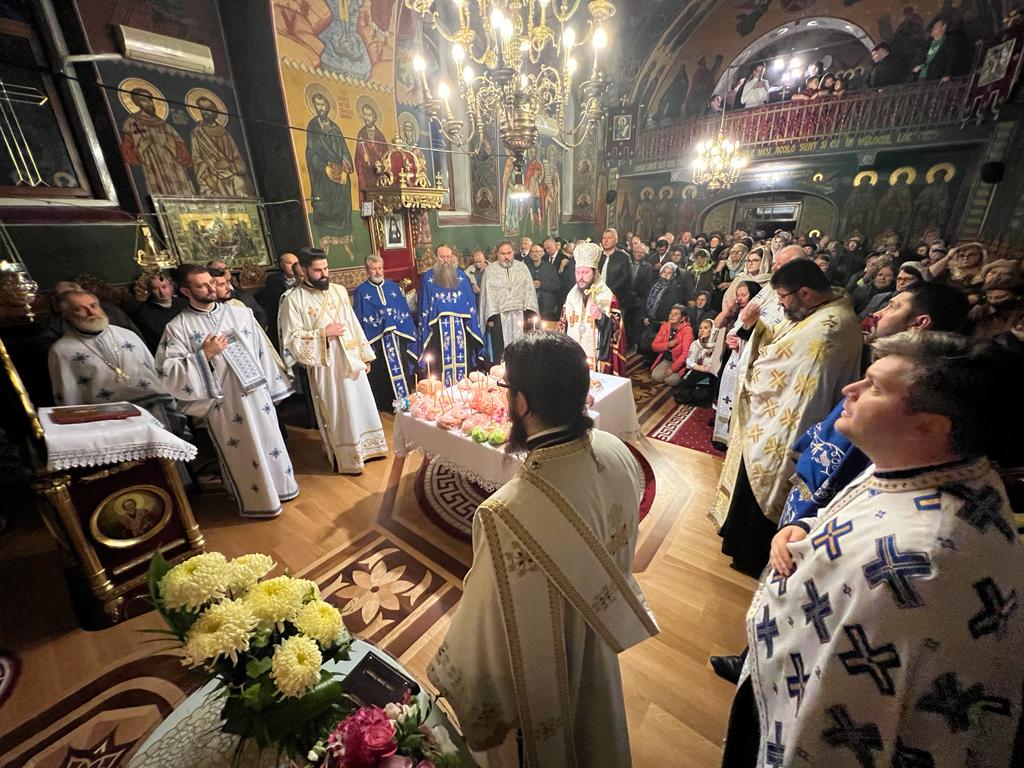 Slujire arhierească la Biserica „Sfânta Parascheva” din Iaşi: „Dumnezeu nu-Și ține sfințenia doar pentru El”