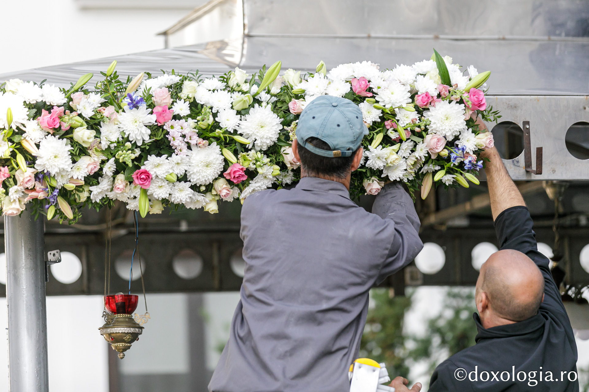 (Foto) Împodobirea baldachinului Sfintei Cuvioase Parascheva – 2022