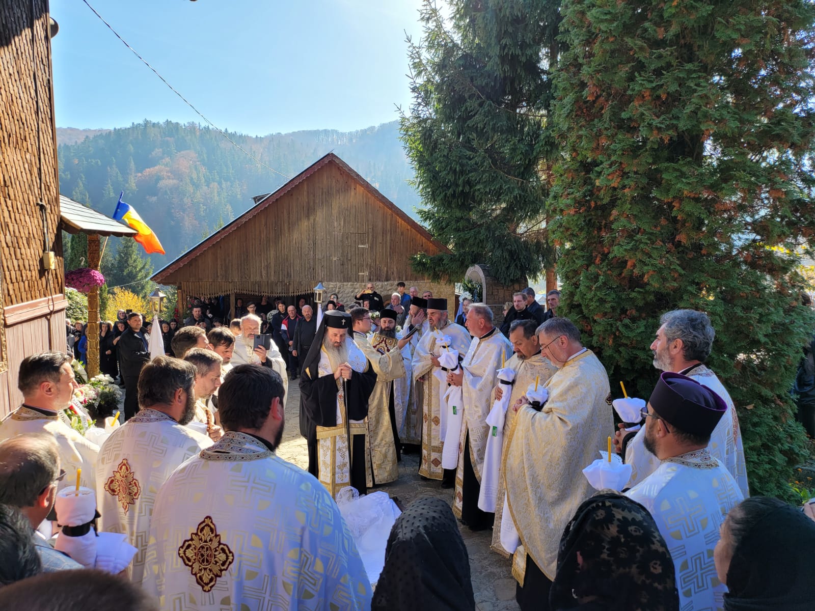 Părintele Lucian Mocănașu a fost înmormântat