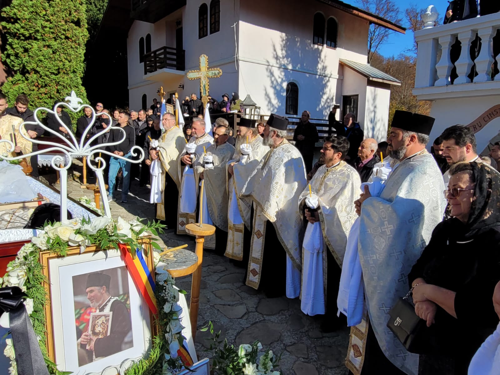 Părintele Lucian Mocănașu a fost înmormântat