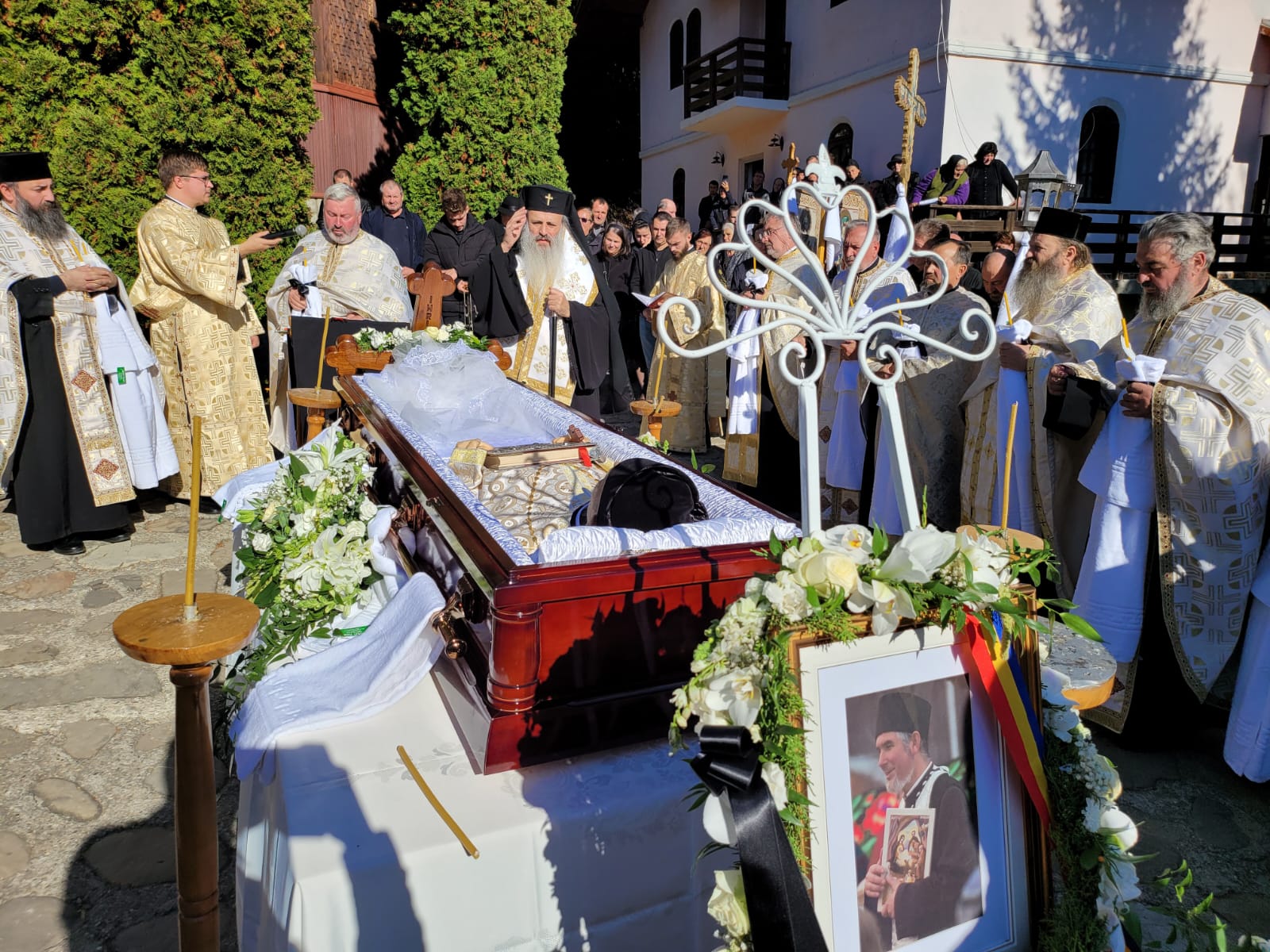 Părintele Lucian Mocănașu a fost înmormântat