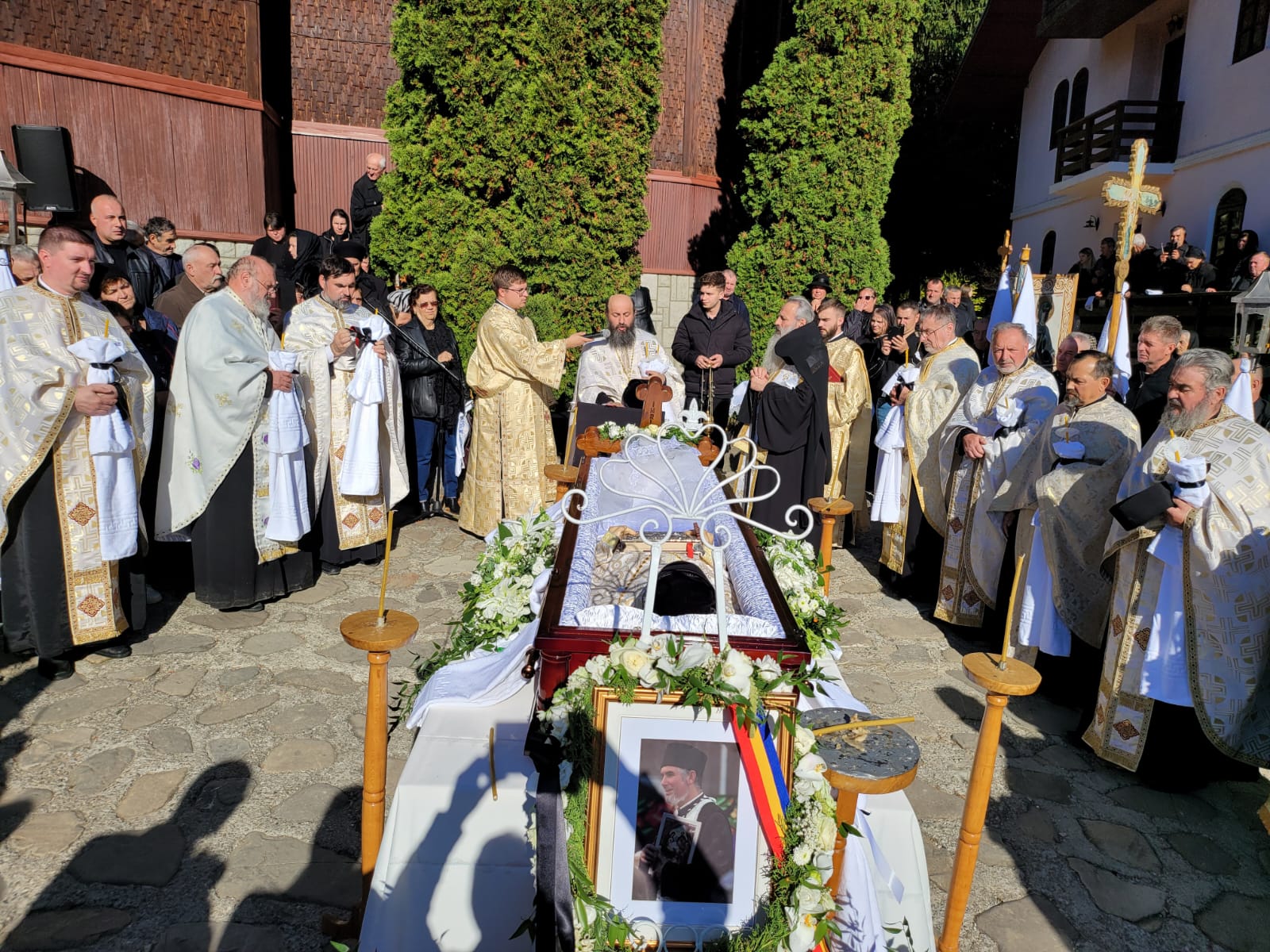 Părintele Lucian Mocănașu a fost înmormântat