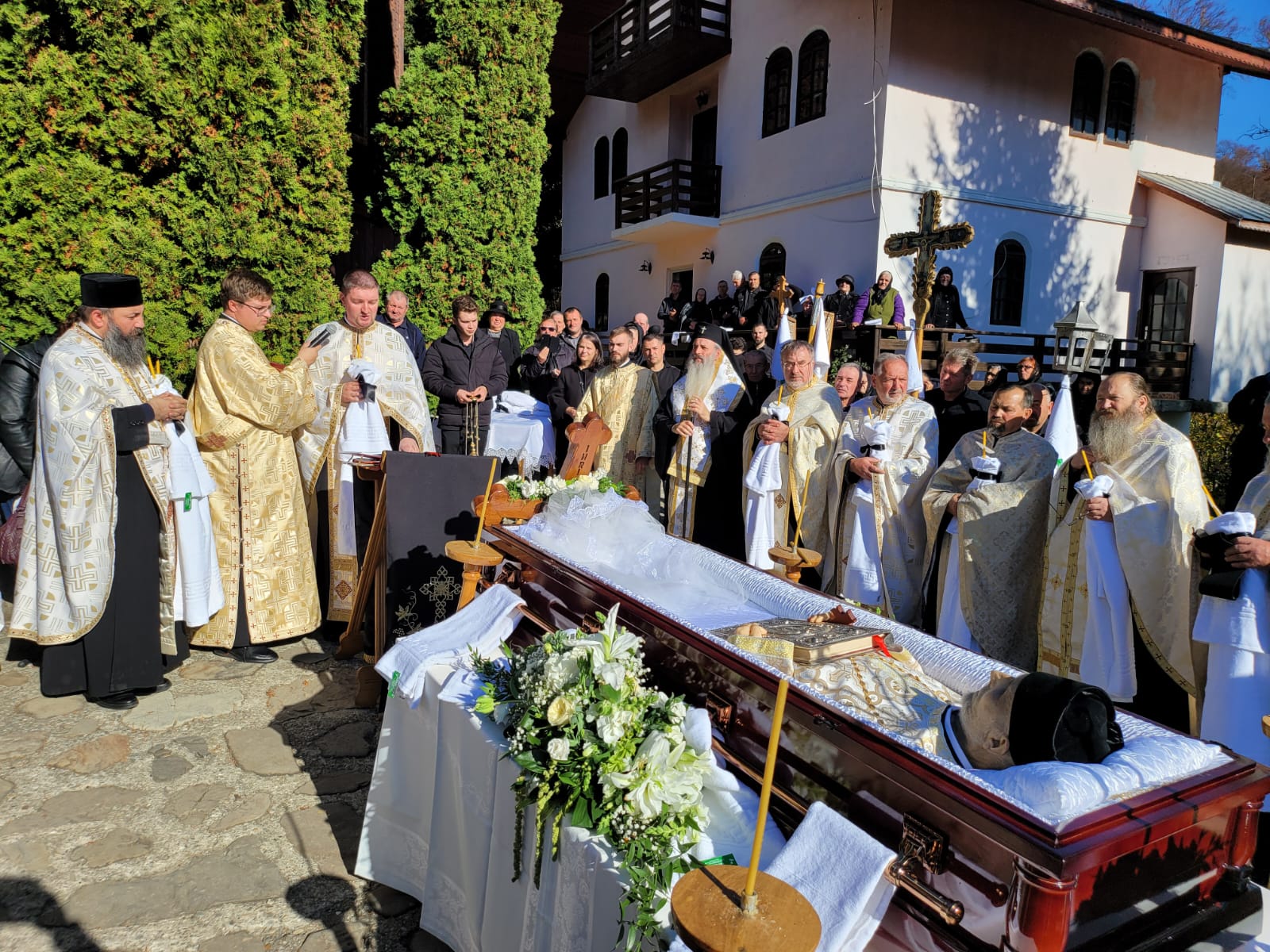 Părintele Lucian Mocănașu a fost înmormântat