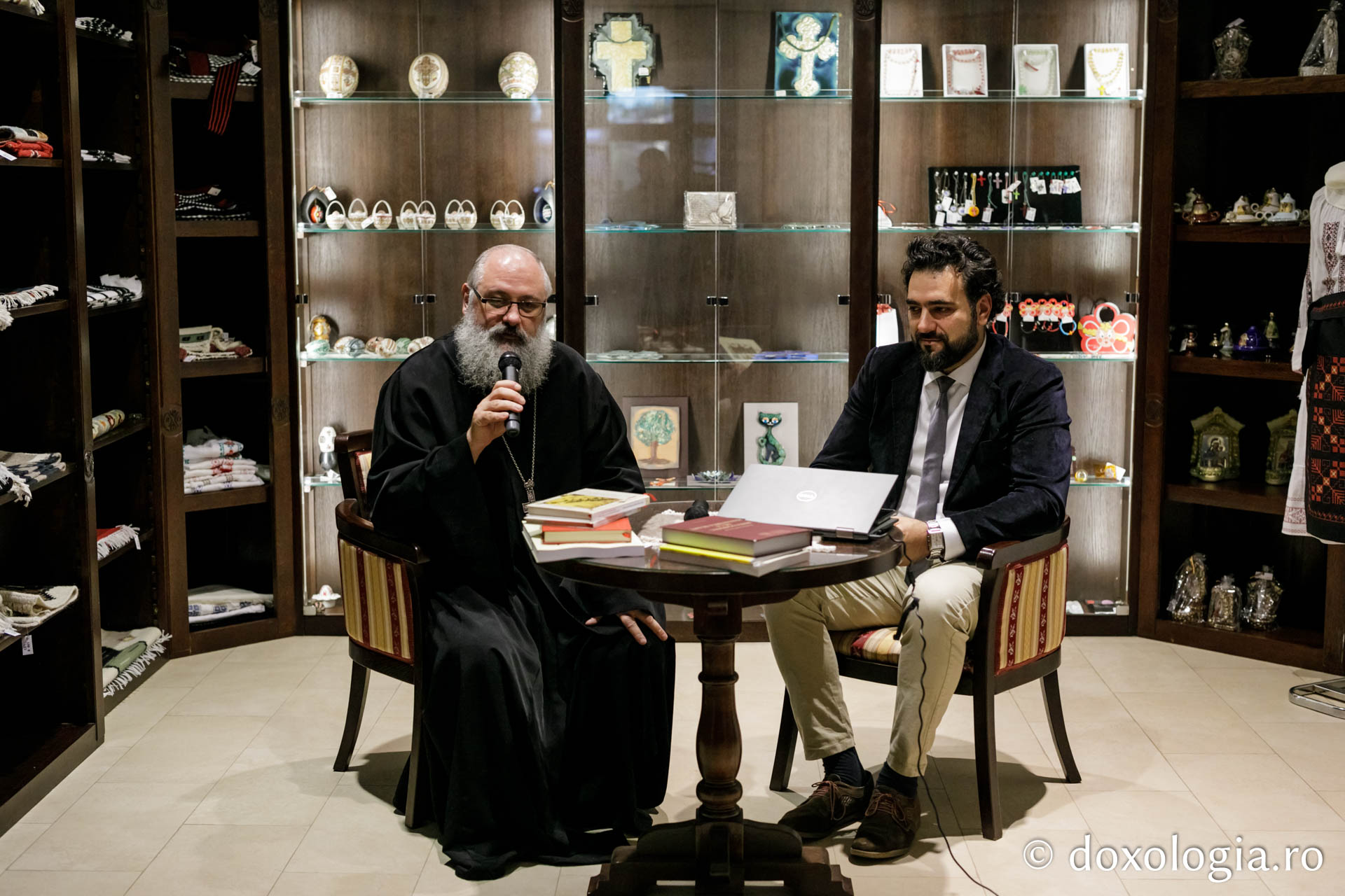 Hram 	2022: Prezentare de carte şi miniconcert dedicat Sfintei Cuvioase Parascheva, la Librăria Doxologia