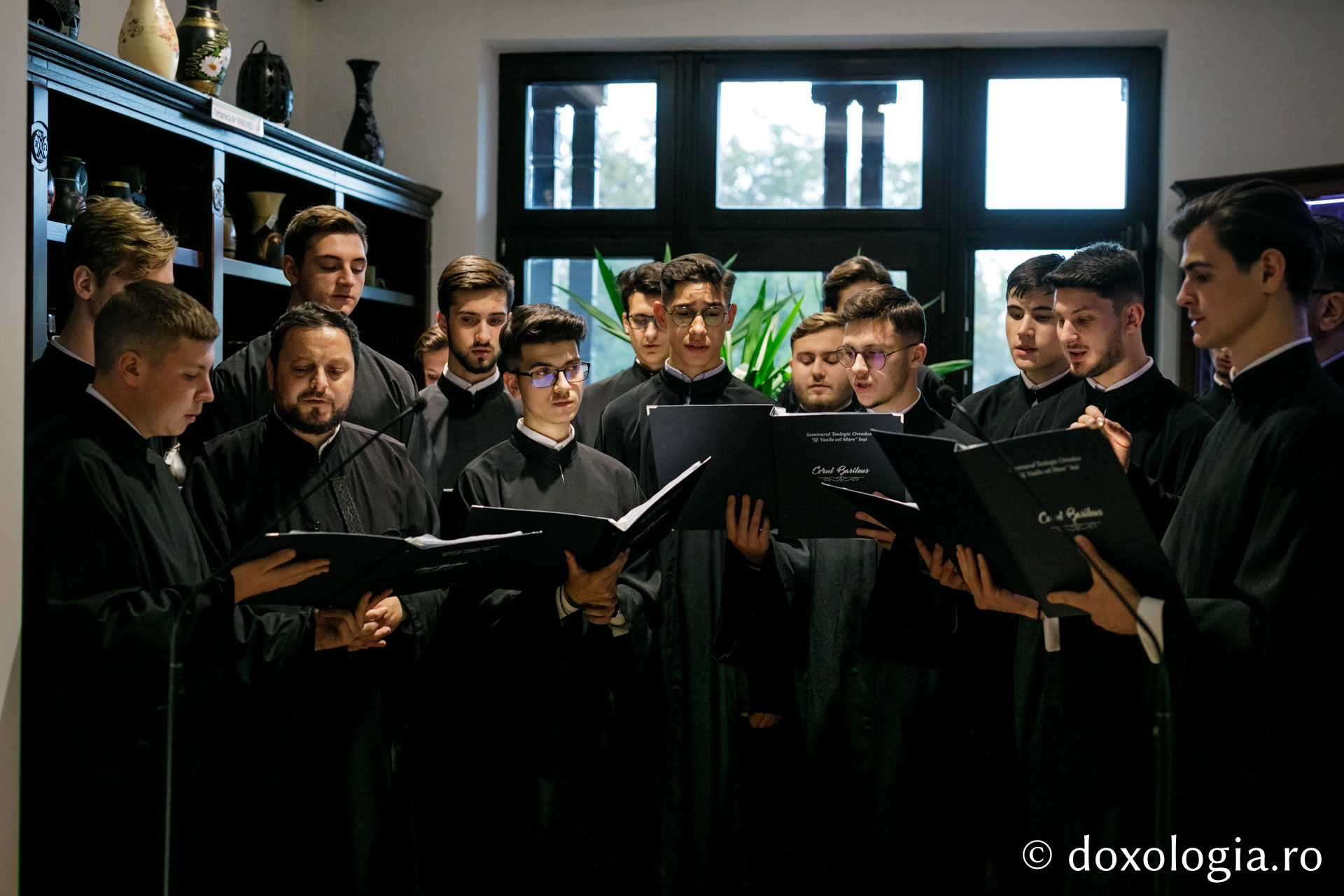 Hram 	2022: Prezentare de carte şi miniconcert dedicat Sfintei Cuvioase Parascheva, la Librăria Doxologia