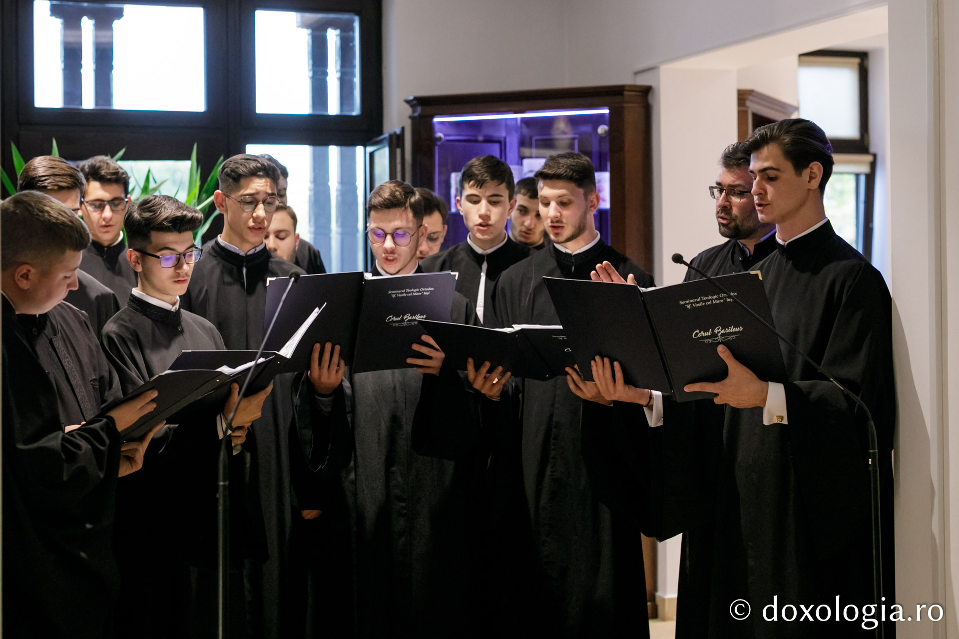 Hram 	2022: Prezentare de carte şi miniconcert dedicat Sfintei Cuvioase Parascheva, la Librăria Doxologia