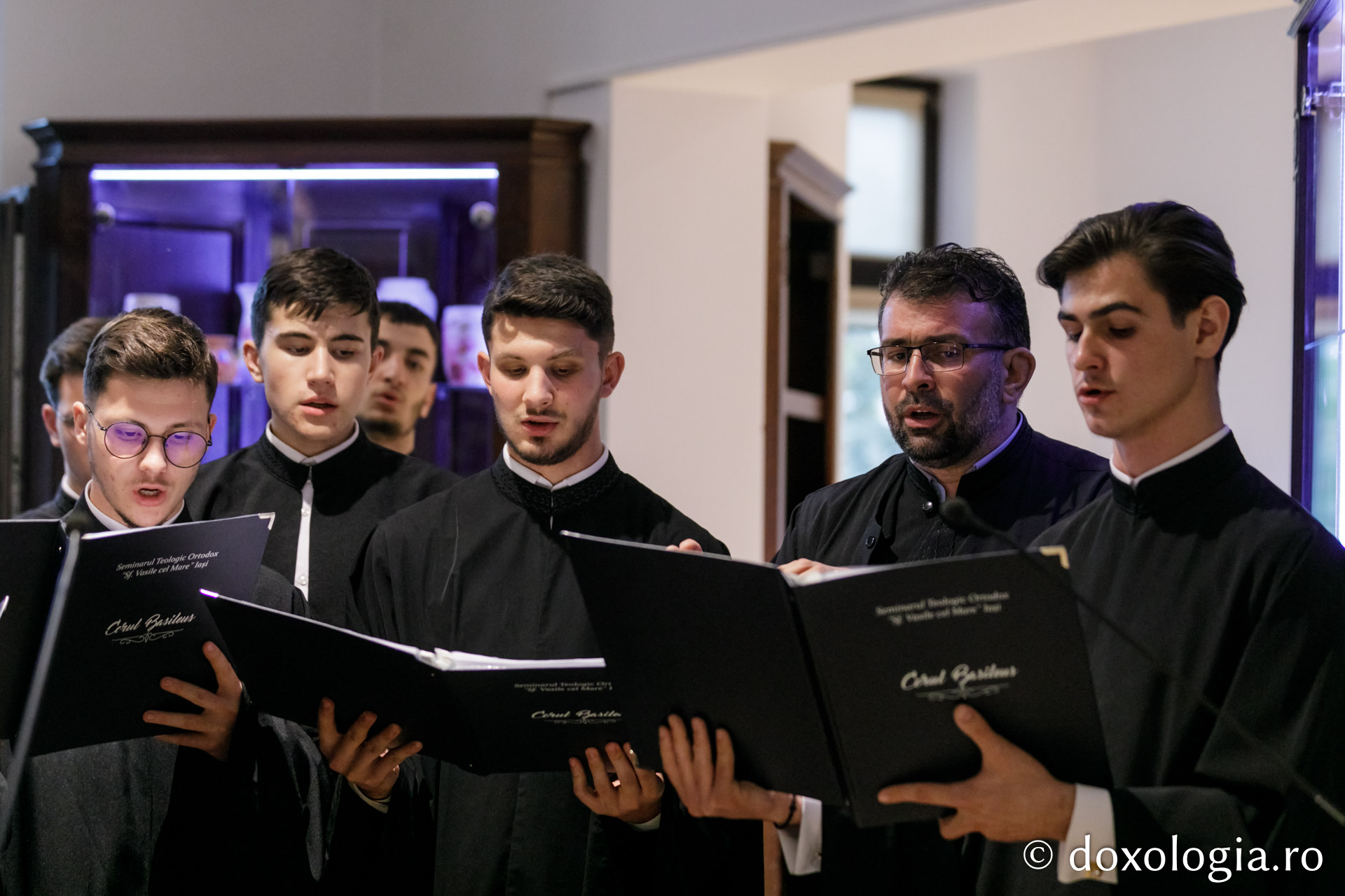 Hram 	2022: Prezentare de carte şi miniconcert dedicat Sfintei Cuvioase Parascheva, la Librăria Doxologia