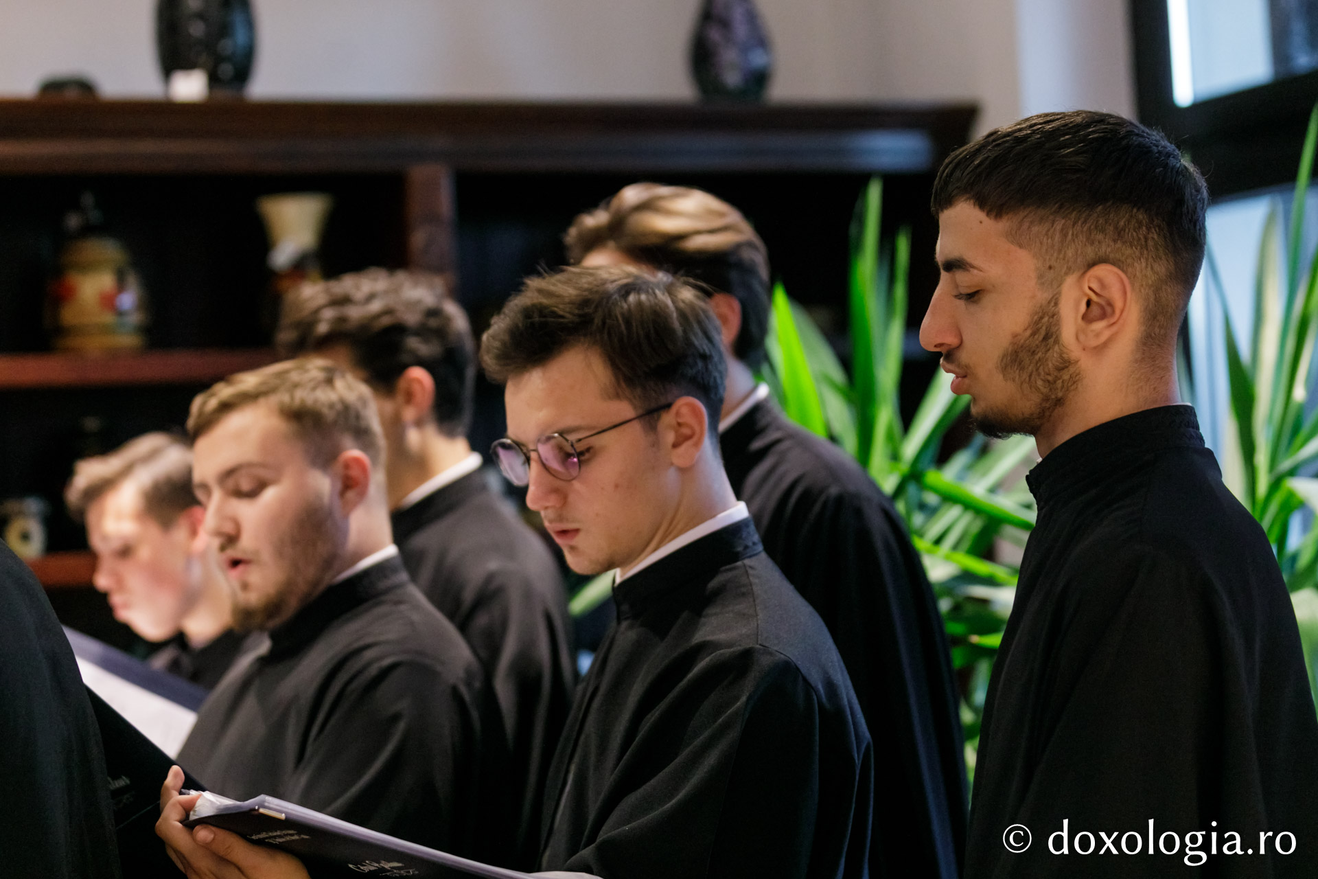 Hram 	2022: Prezentare de carte şi miniconcert dedicat Sfintei Cuvioase Parascheva, la Librăria Doxologia