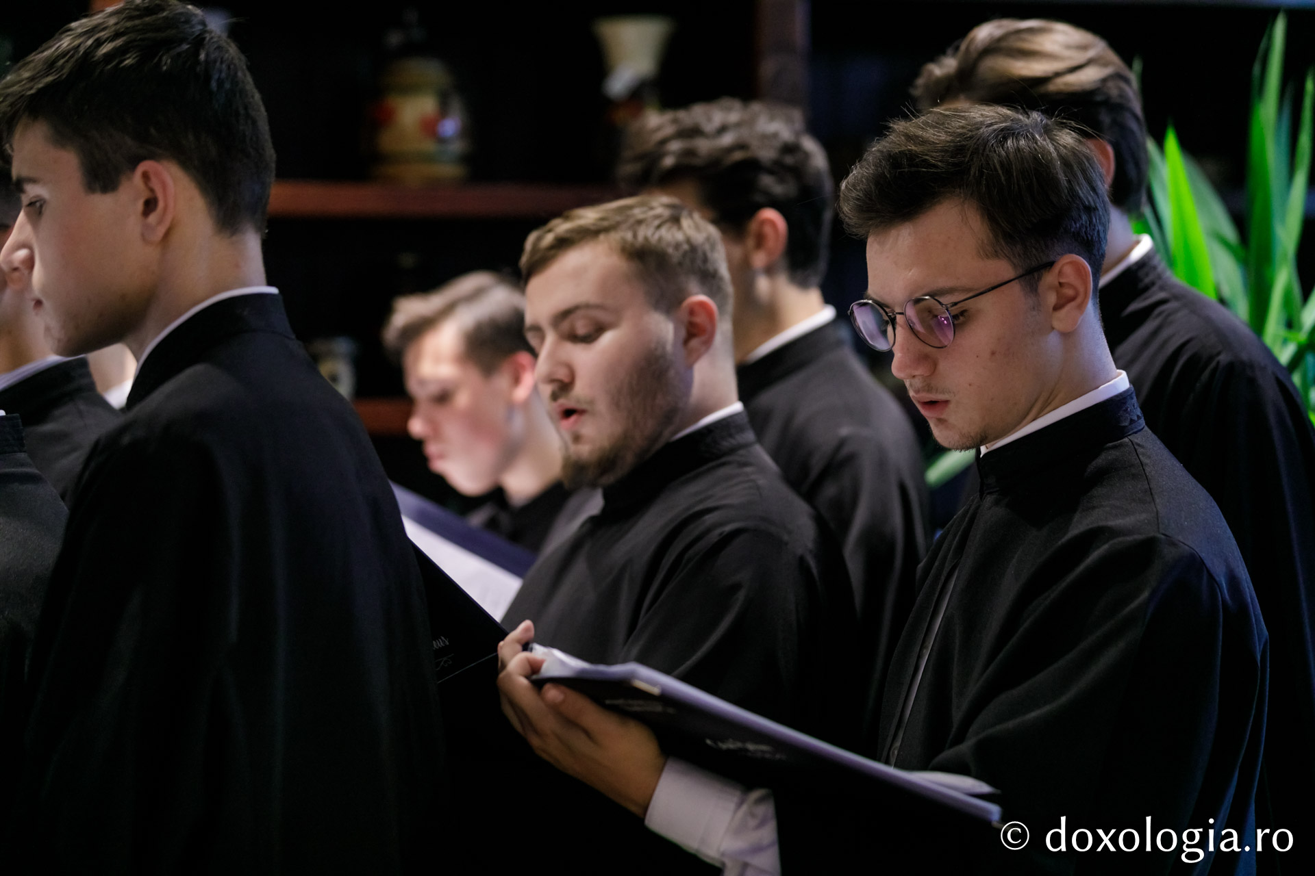 Hram 	2022: Prezentare de carte şi miniconcert dedicat Sfintei Cuvioase Parascheva, la Librăria Doxologia