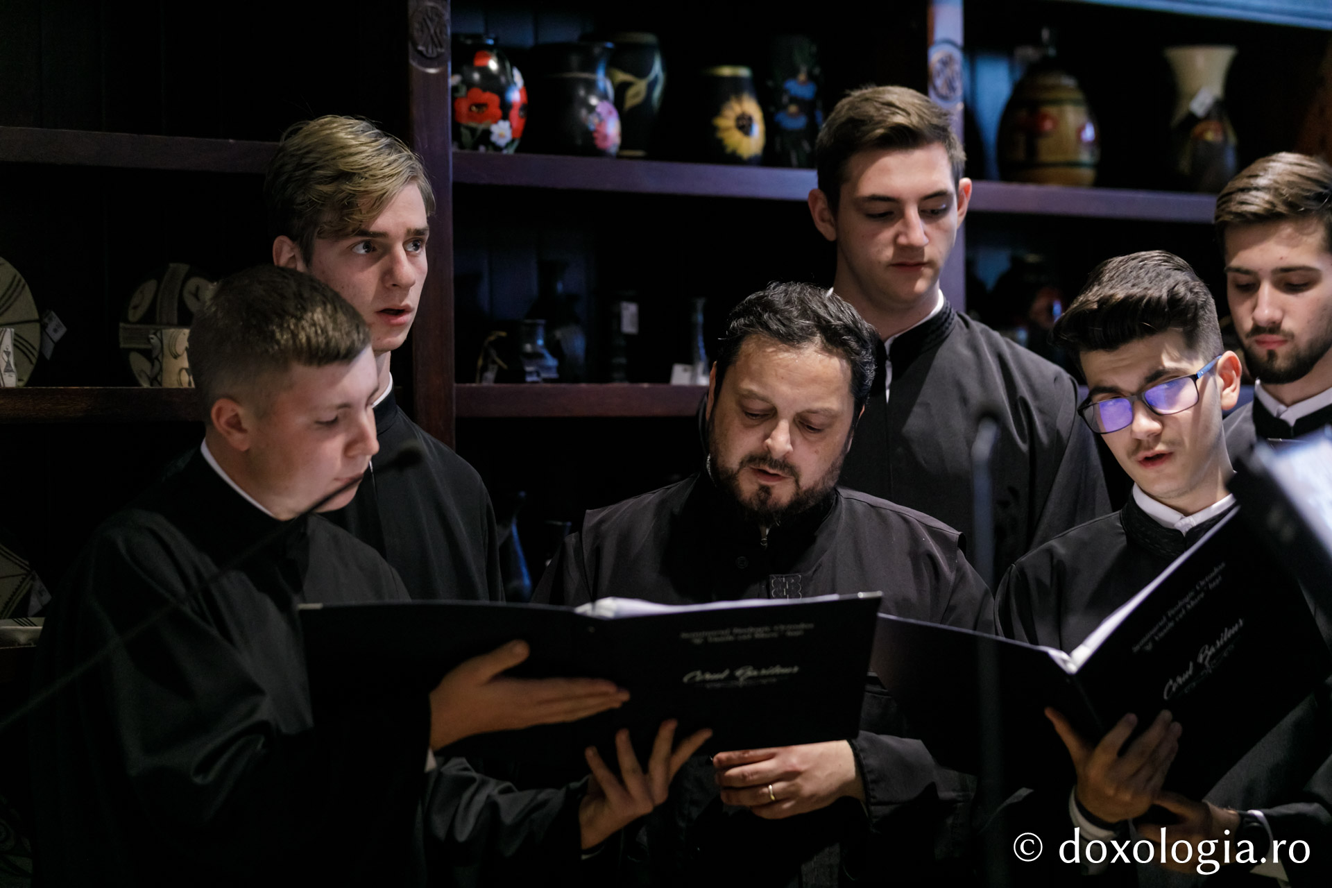 Hram 	2022: Prezentare de carte şi miniconcert dedicat Sfintei Cuvioase Parascheva, la Librăria Doxologia